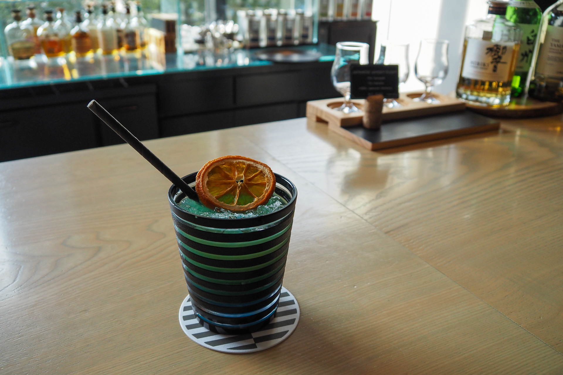 今回はシグネチャーモクテルの「ブルーオーシャン」をオーダー。夏らしいさわやかな色合いだ