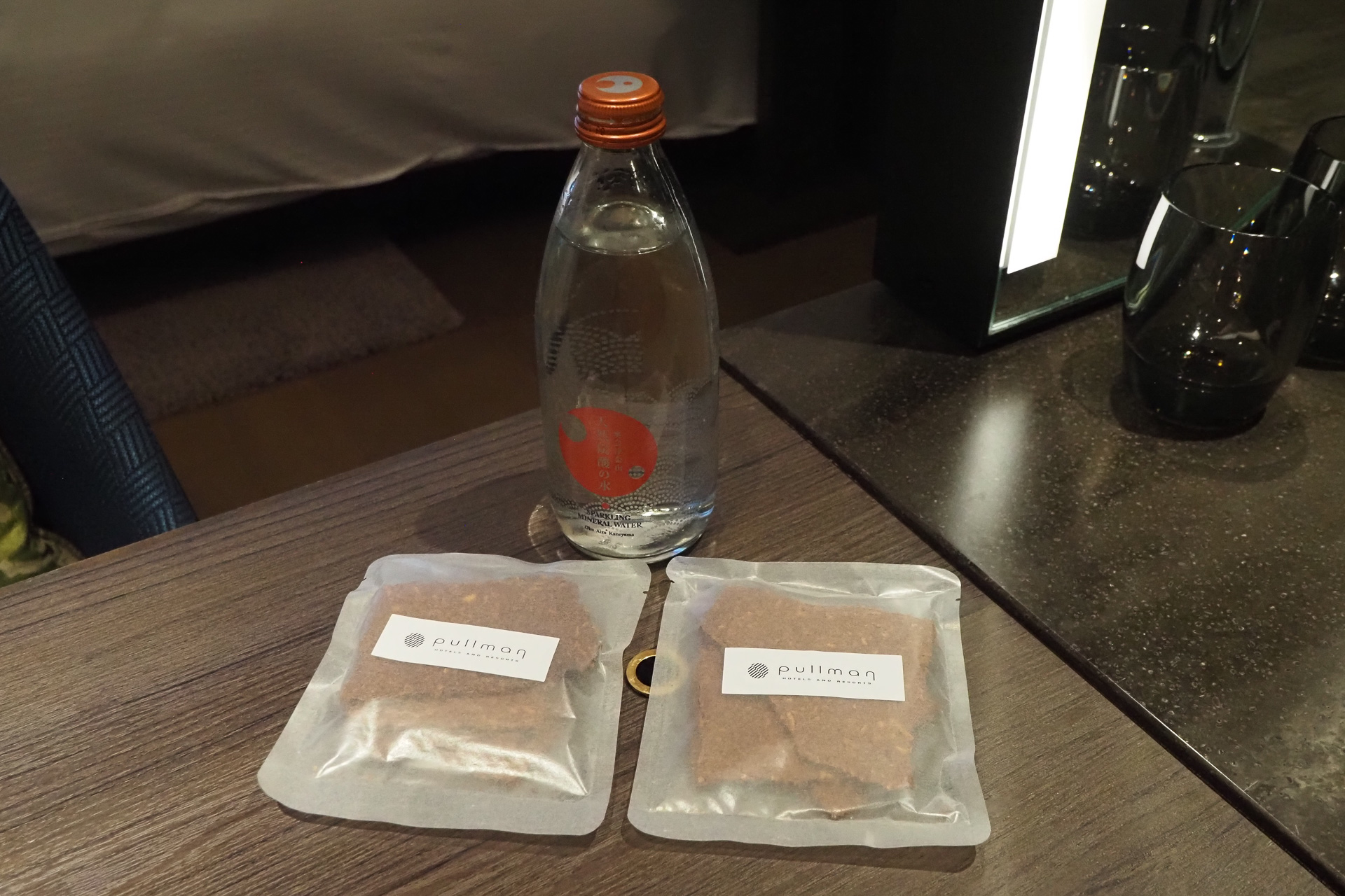 環境に配慮し、ドリンク類はプラスチックではなくガラス製のボトルで提供