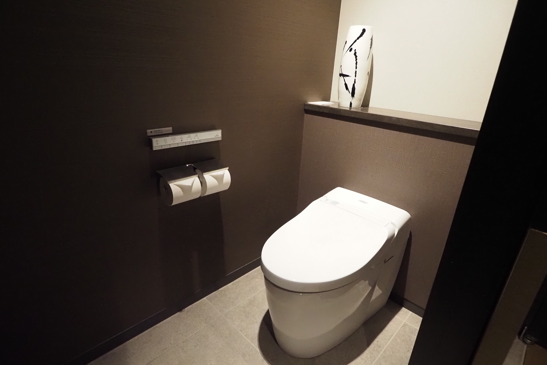 トイレはウォシュレット付きで自動で蓋が閉まるタイプ