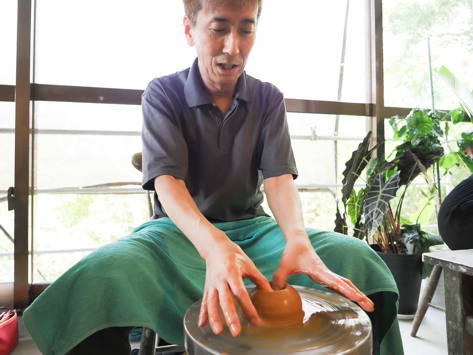中心に親指で穴をあけていく。底は残しておくのが難しい