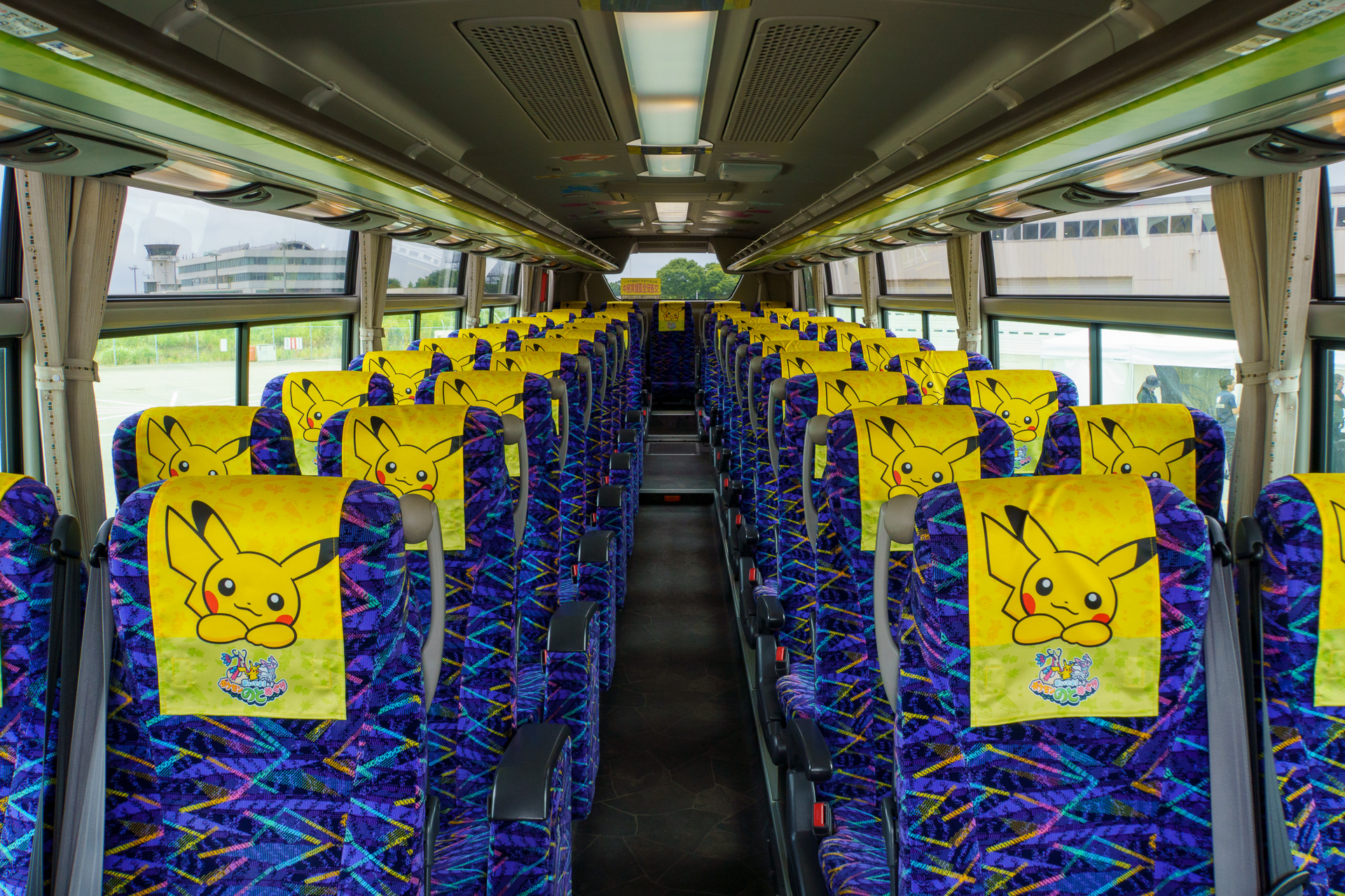 ポケモンのとめぐりバスの内観。全車指定席でテーブル付き
