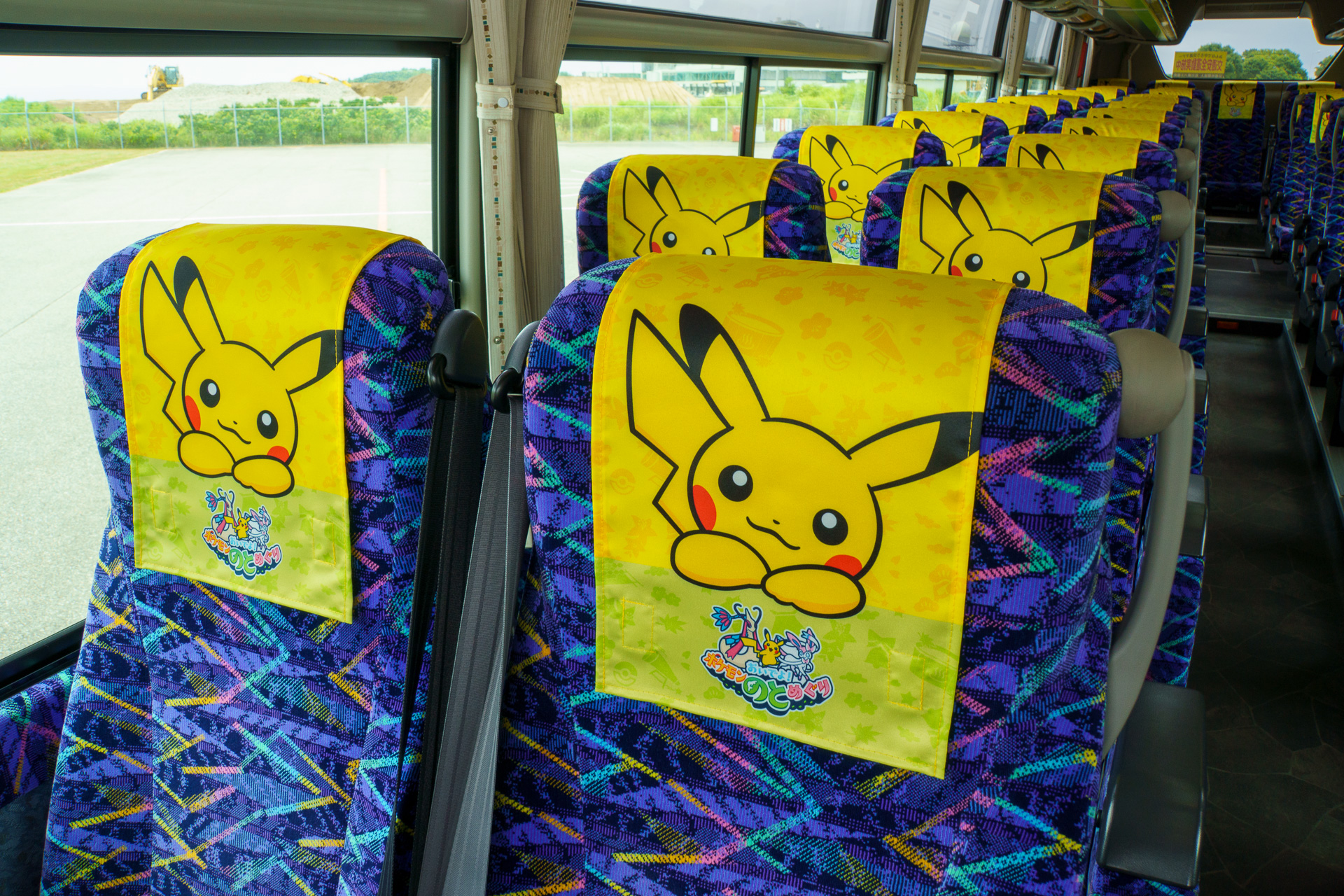 ポケモンのとめぐりバスの内観。全車指定席でテーブル付き