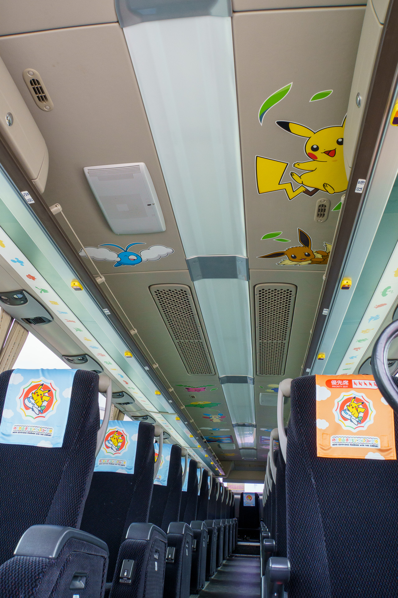 ポケモンのとめぐりバスと同じく、天井にもポケモンがいっぱい！