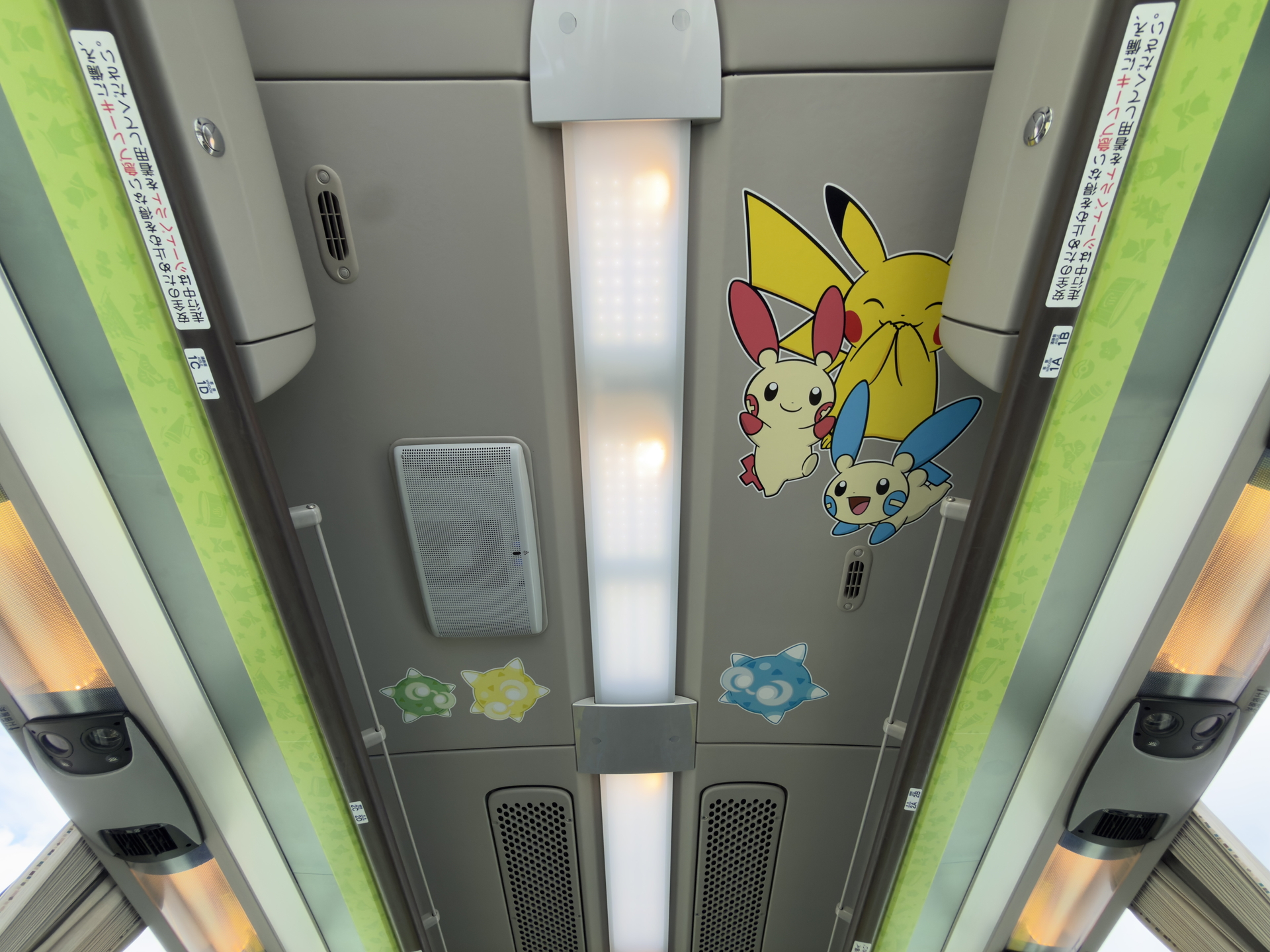 天井にもポケモンが描かれている