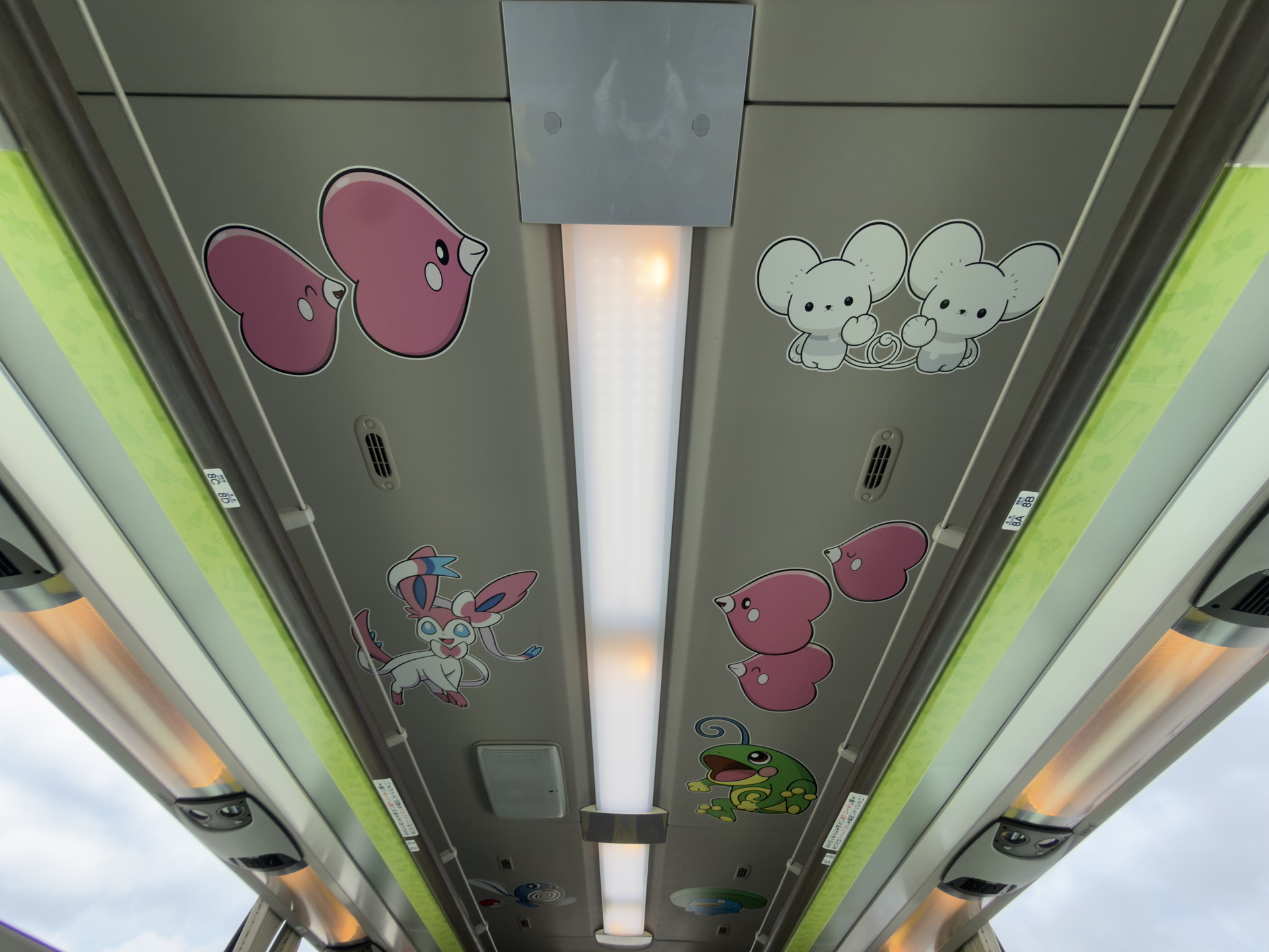 天井にもポケモンが描かれている