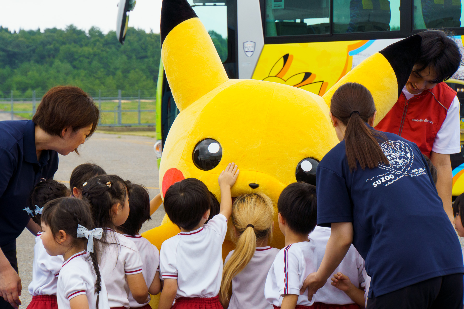 ピカチュウに挨拶する園児たち