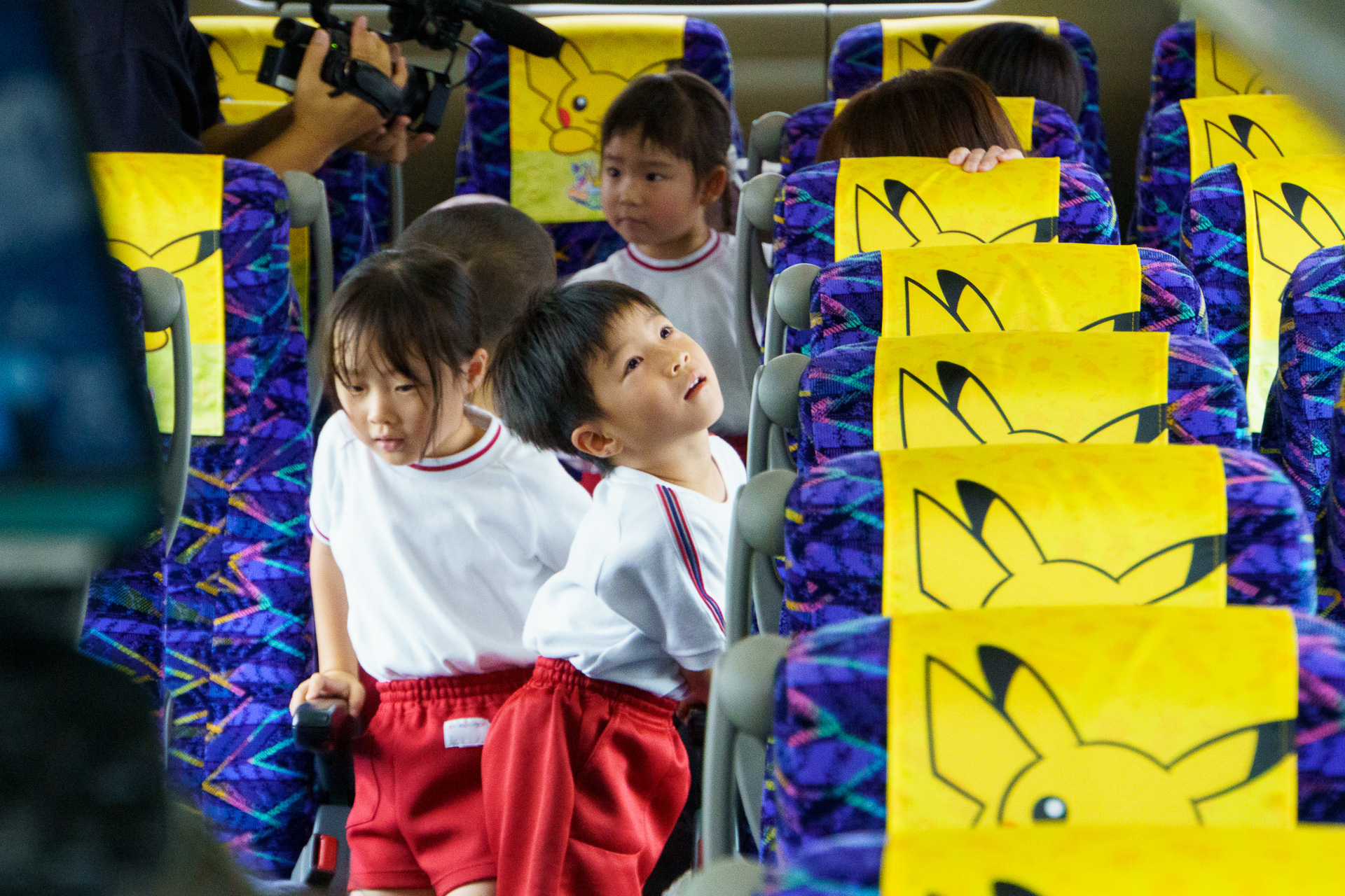体験乗車では、天井に描かれているポケモンに興味津々