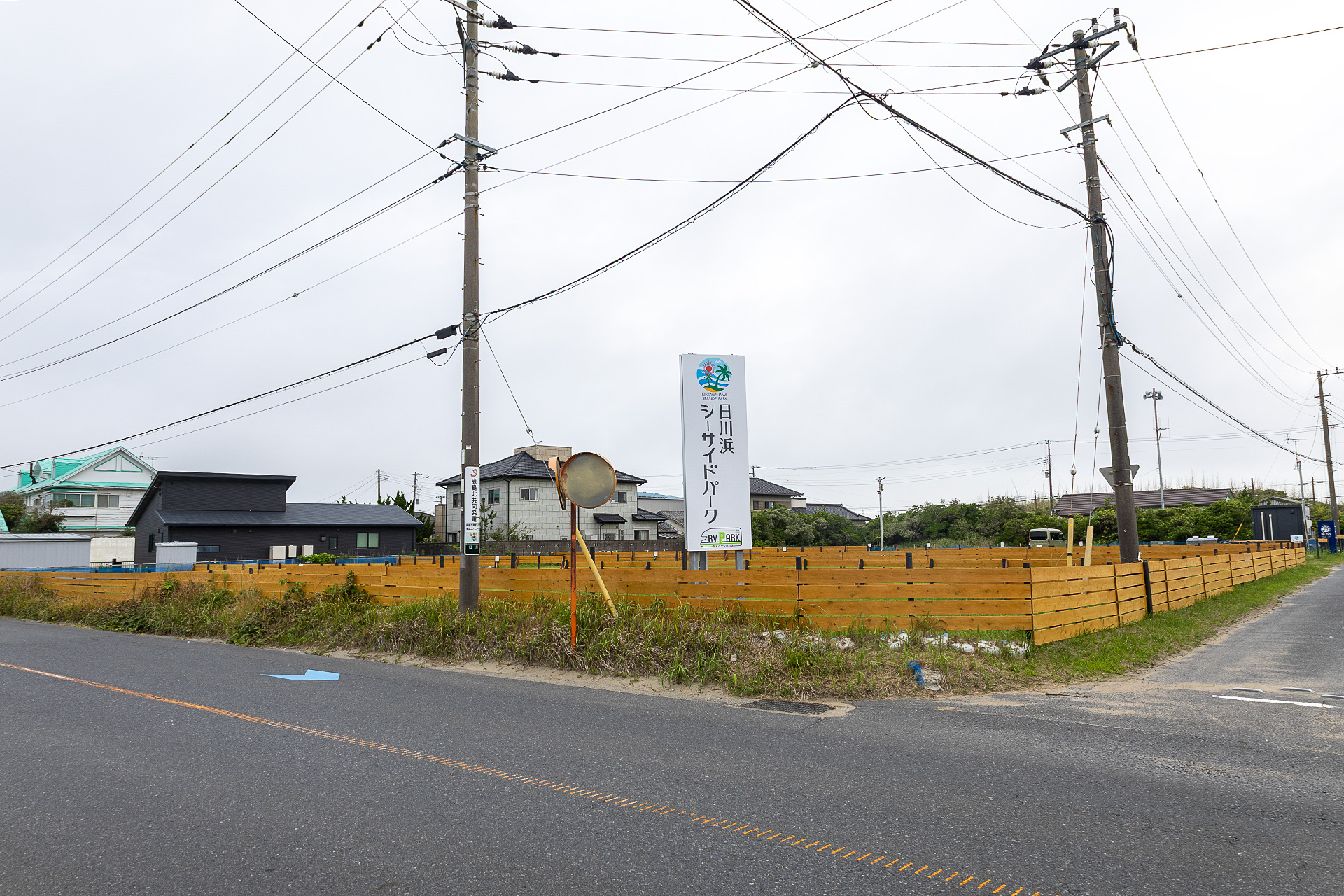 「RVパーク Water Garden Resort キャンプ＆マリーナ」からクルマで10分ほど移動した砂浜の海岸線近くにあるのが「RVパーク日川浜」。こちらは広めの芝生区画が中心