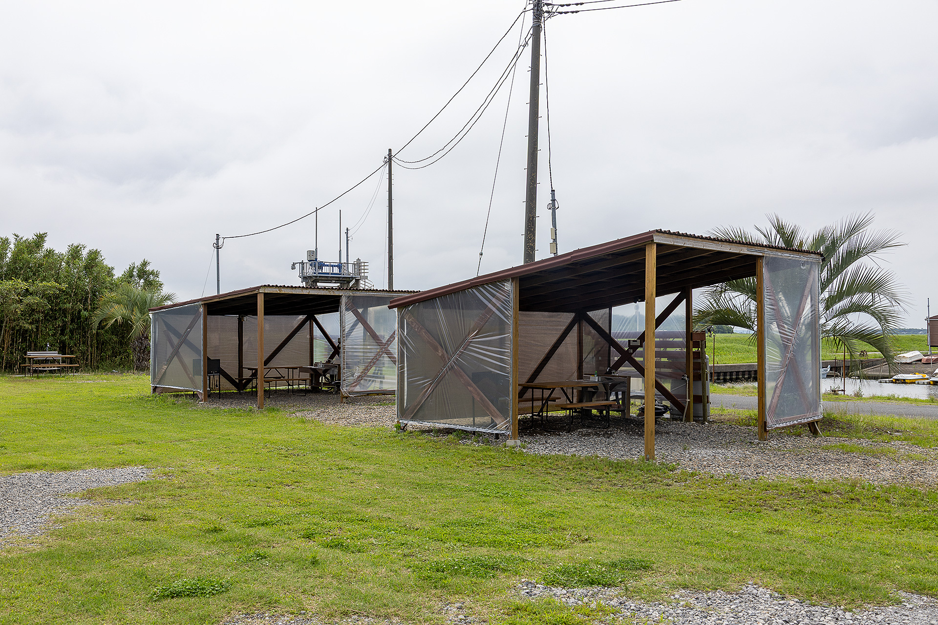 屋根付きの区画が2つ並ぶ。写真で屋根付きの奥にある区画が屋根なし区画。すべて電源付き。コンセントはアース付きのプラグにも対応するタイプが2口ある