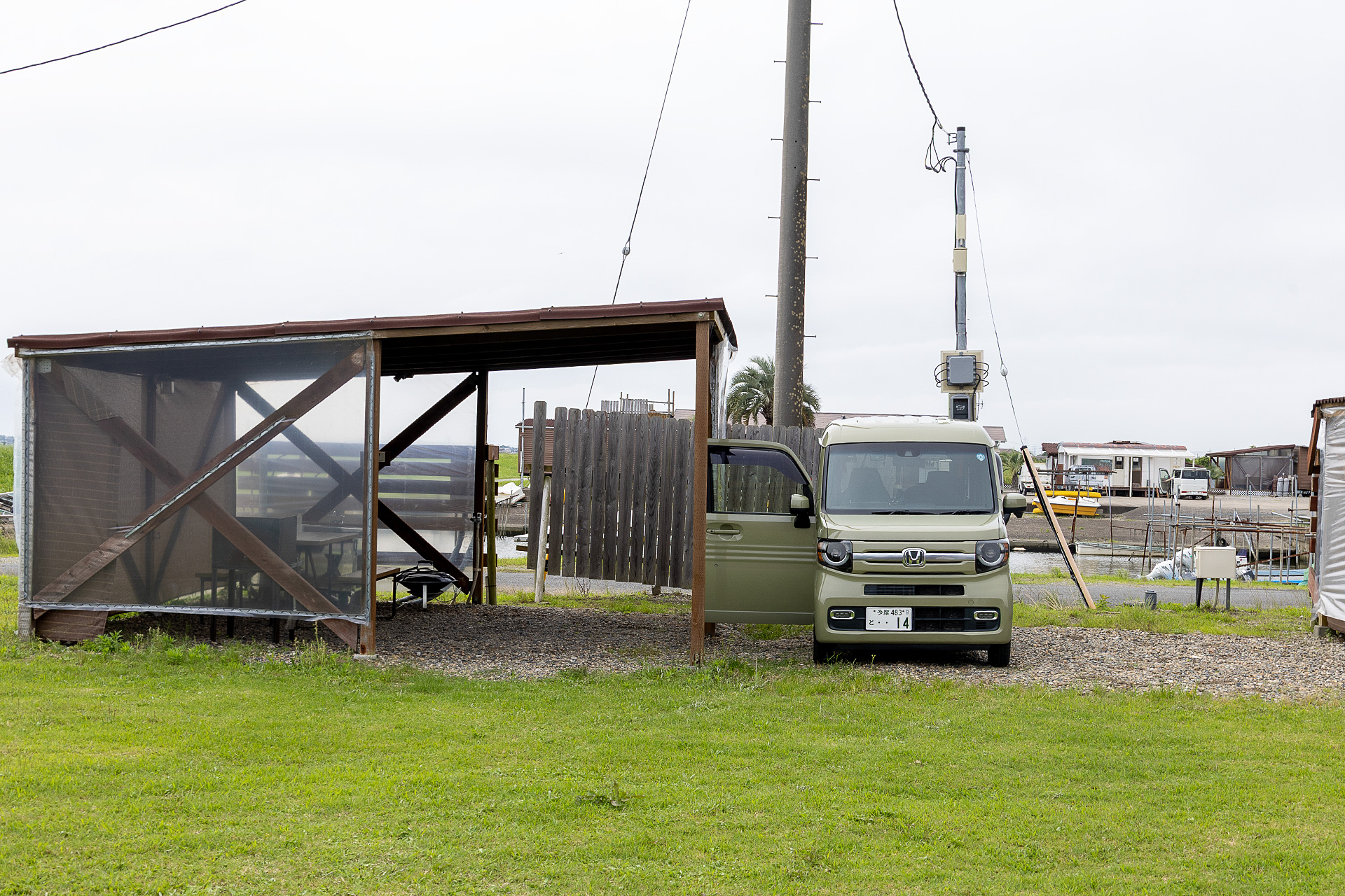 このように屋根スペース横に停めることもできる。屋根の下にクルマを入れることはできないが、寄せて止めることで、ドアを開けてすぐに屋根下に入れるようにすることも可能だ