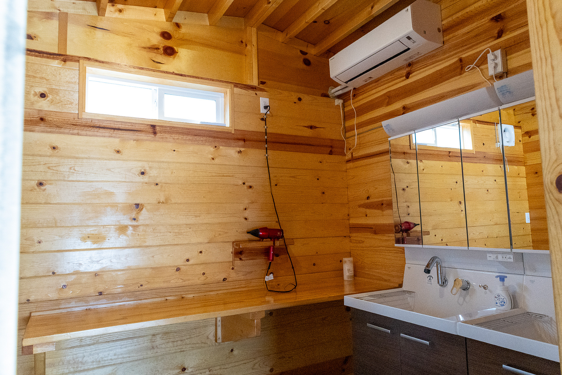 RVパークがある側の敷地内のトイレには、このように身支度にも使えるスペースがある