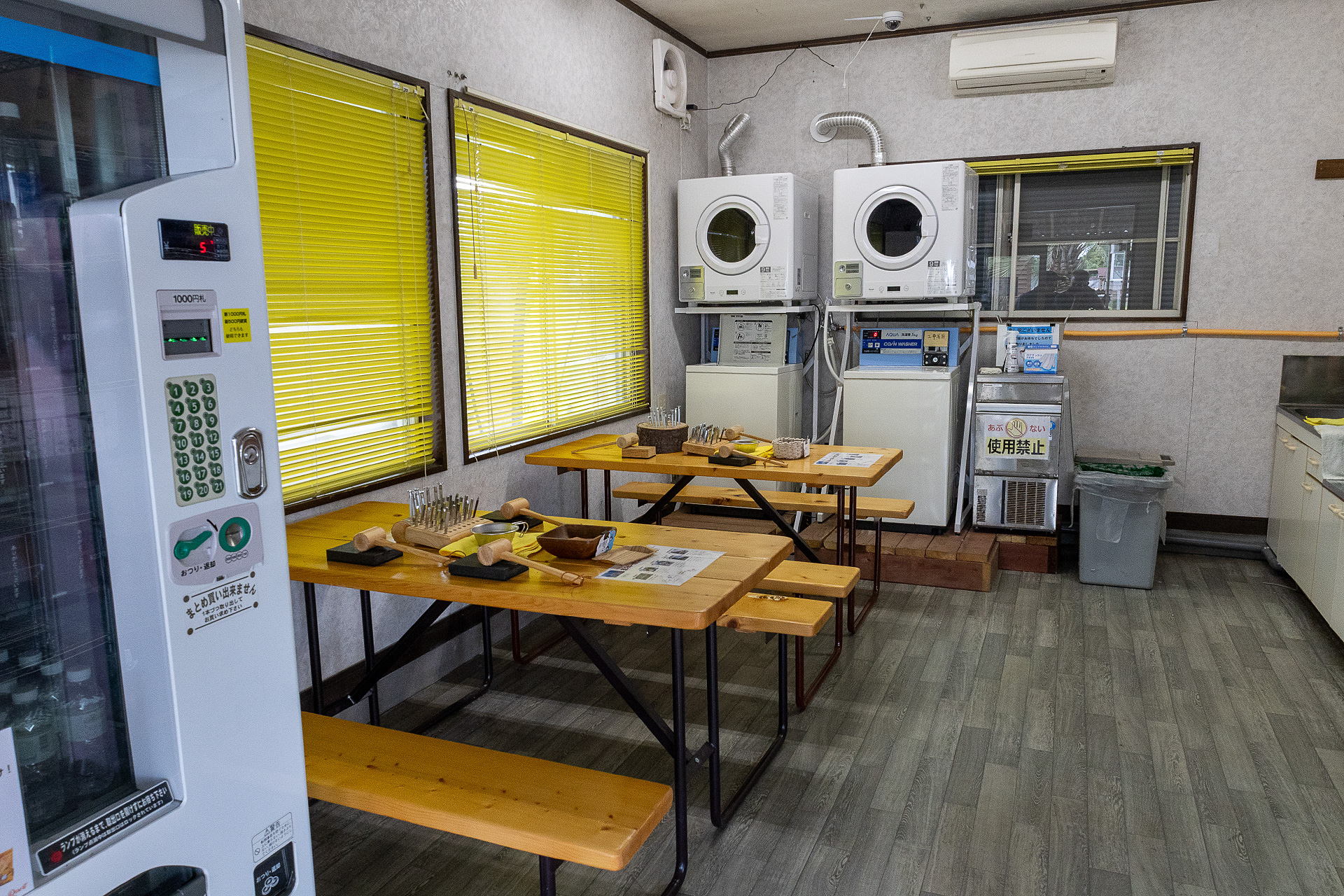 受付の隣の部屋にはコインランドリーがある。子供用のレクリエーションプログラムもいくつか用意していて、このスペースで作業したりする