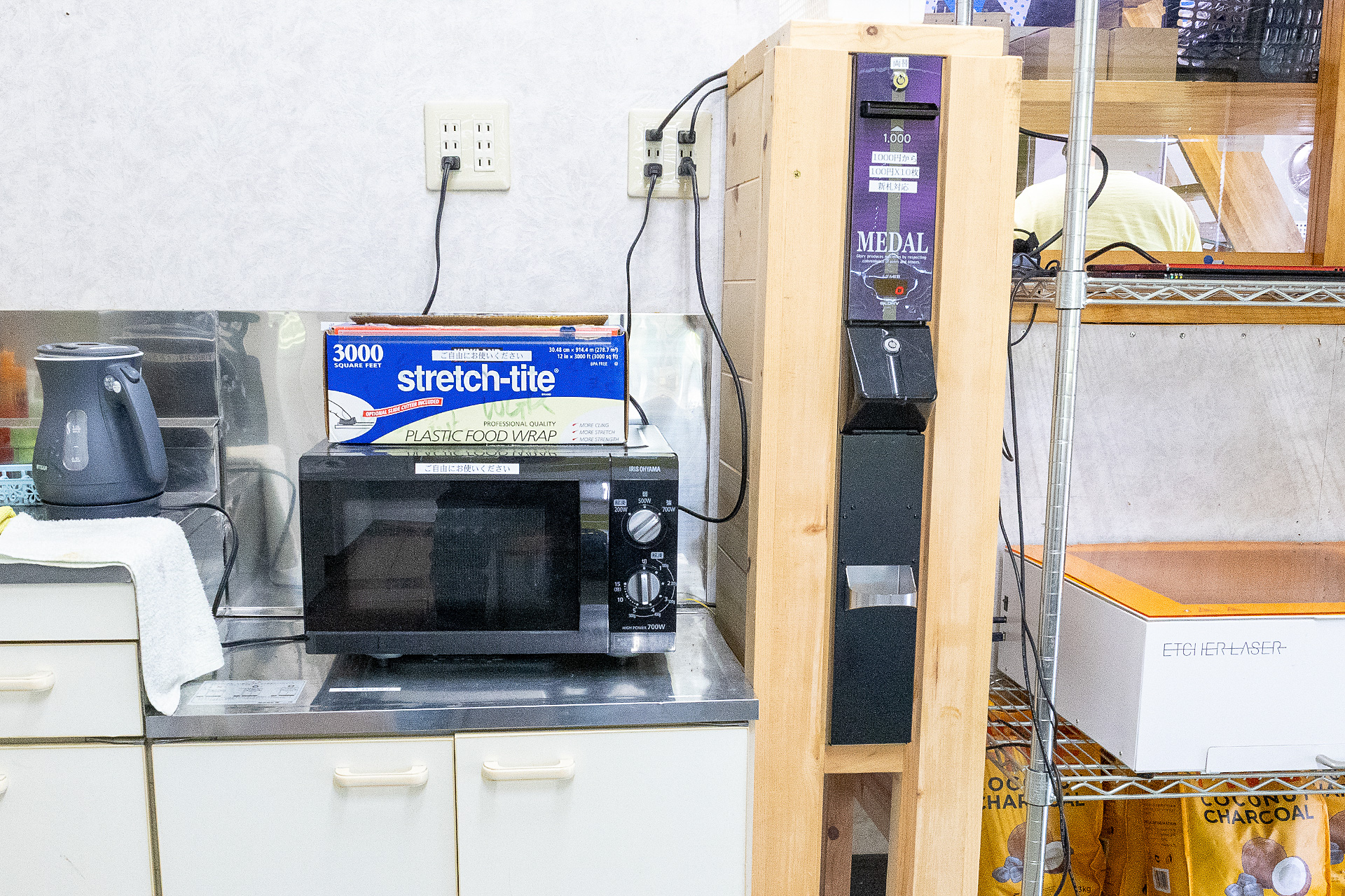 シンクと電子レンジも置いてある。右側の装置は両替機。コインシャワーは100円硬貨専用なので、硬貨の持ち合わせがないときはここで両替ができる