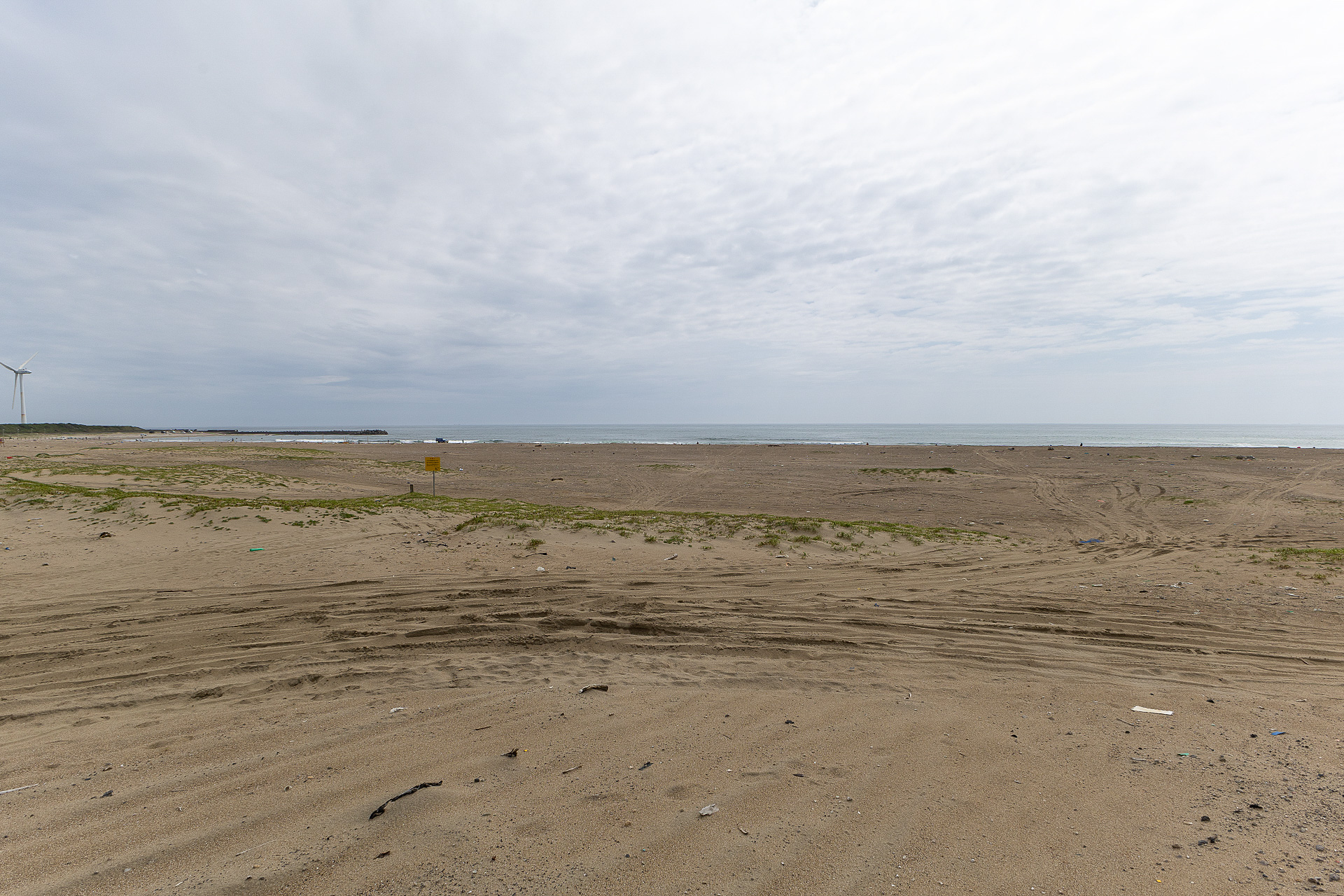 RVパークから海岸までは100mほどだが、ここの砂浜は離岸流が強いそうなので海水浴など海に入るレジャーには向かない。ただし、人気の浜釣りスポットになっている