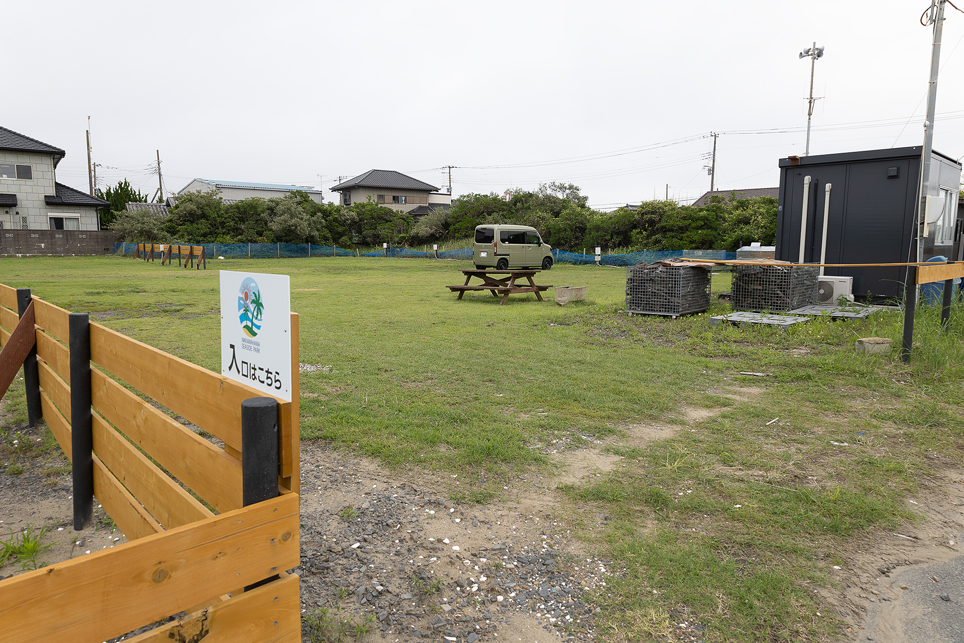 5月にオープンしたばかりの「RVパーク日川浜」。無人なので入場前には「RVパーク Water Garden Resort キャンプ＆マリーナ」に立ち寄り、受付を済ませる