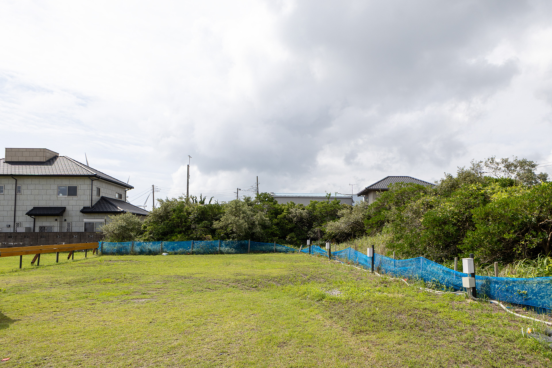 出入り口側から駐車場サイトを見たところ。周辺は薮に囲まれているので、この時期は虫除けが必要