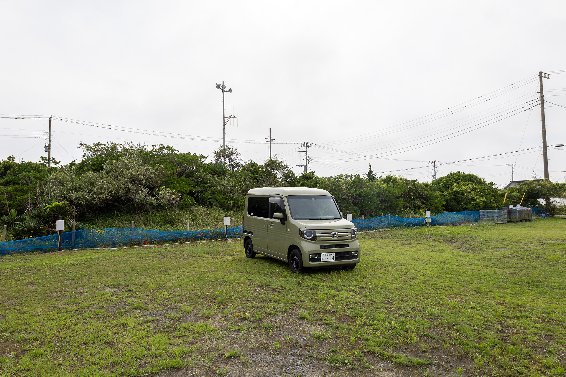 駐車場サイト。写真左側が入口から一番奥で、4つの区画がある。地面はほぼフラット