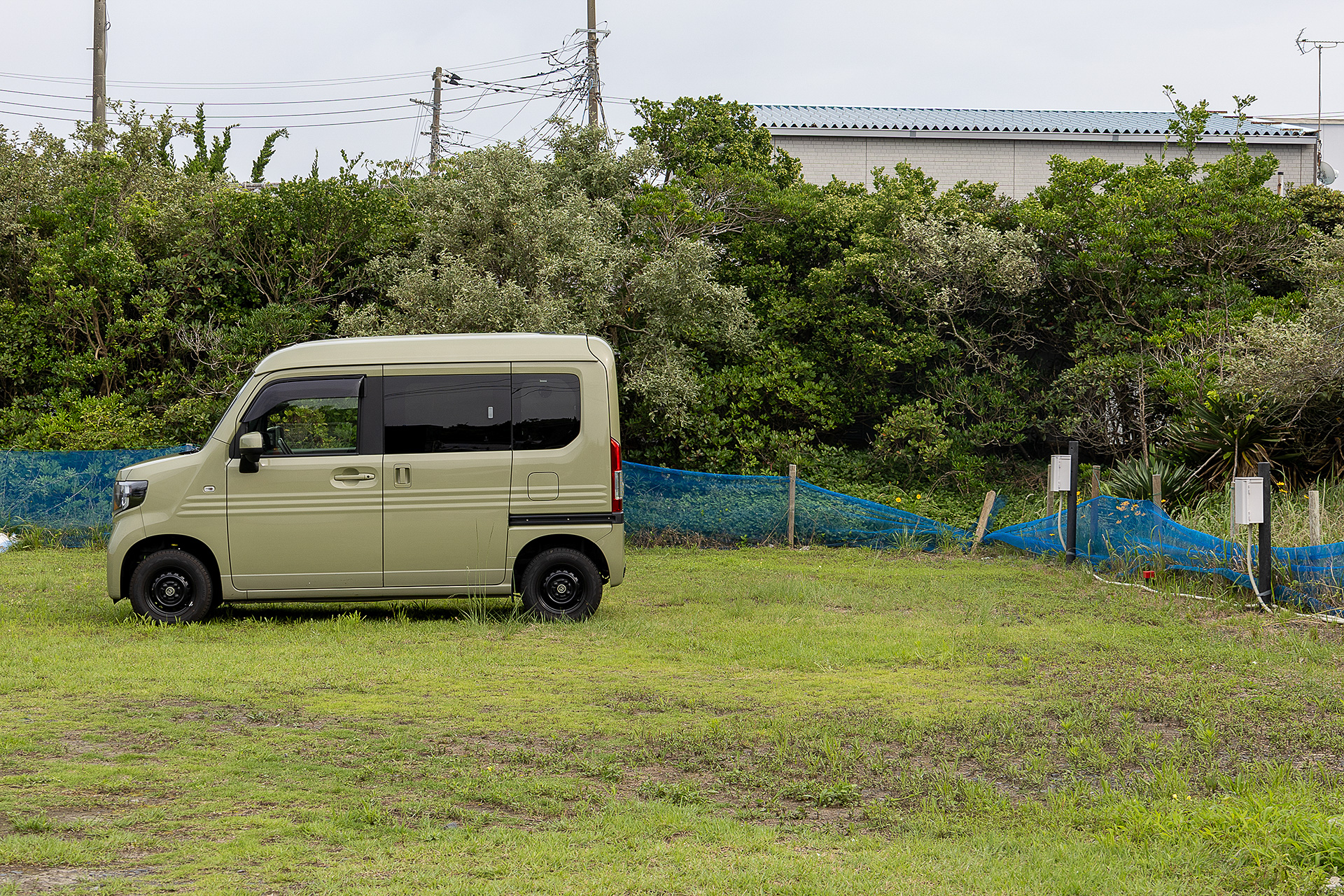 奥行きは7m。N-VANは前側の区画境界あたりにフロントを合わせて停めた。電源ボックスはそれぞれのサイトについている