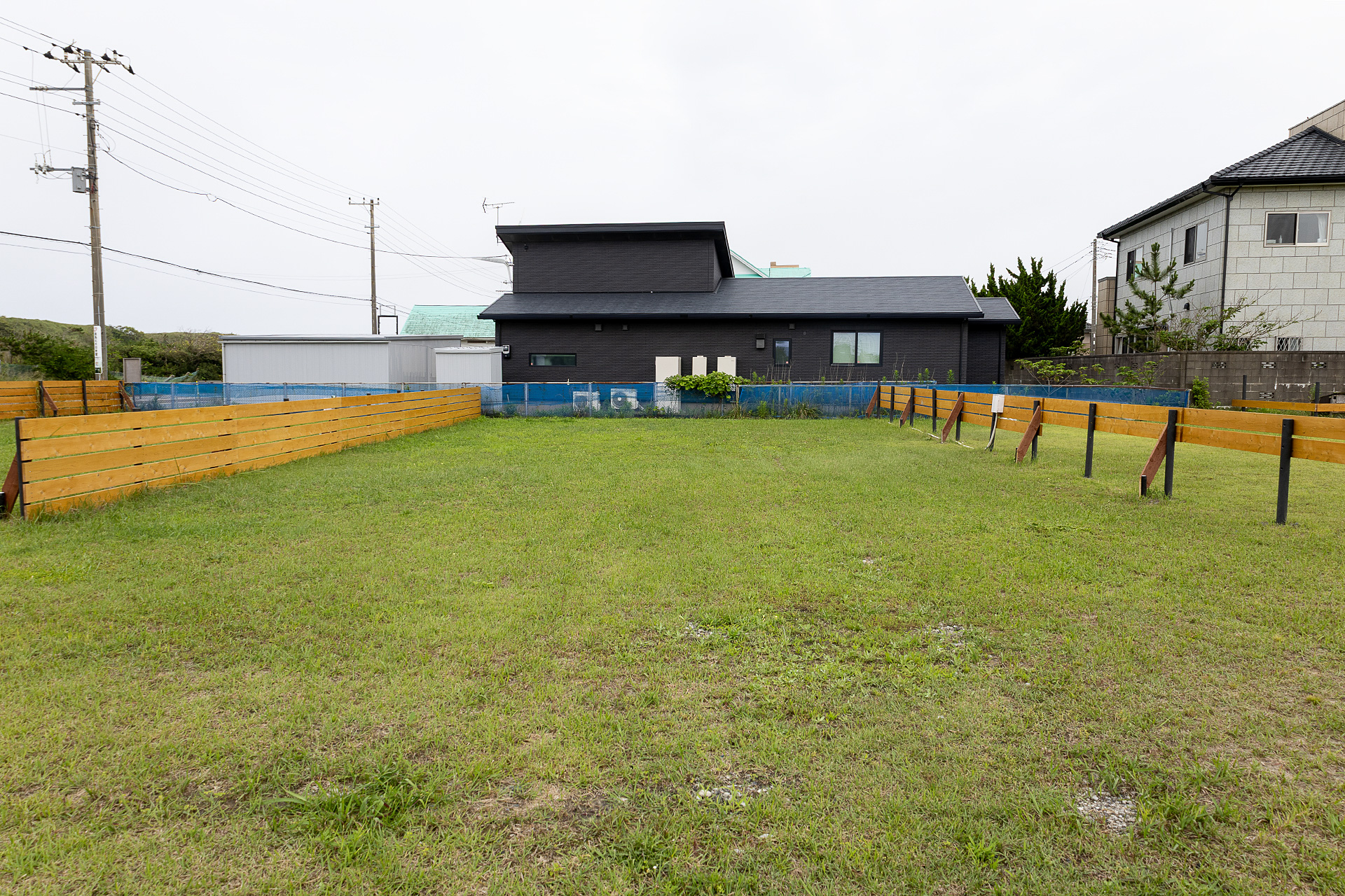 キャンプサイト4番区画も住宅に面しているが車両を住宅側に横にして停めることで、クルマを壁として使える。電源ボックスの位置もその前提