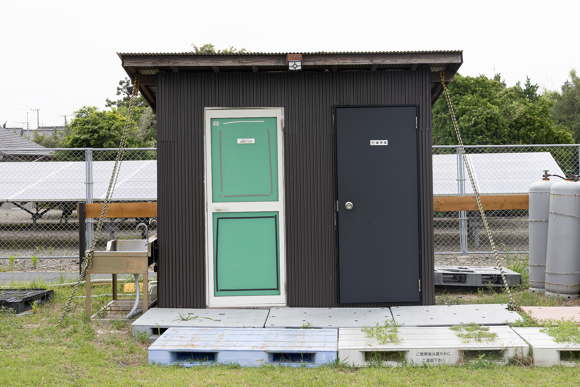 この建物がトイレとシャワー