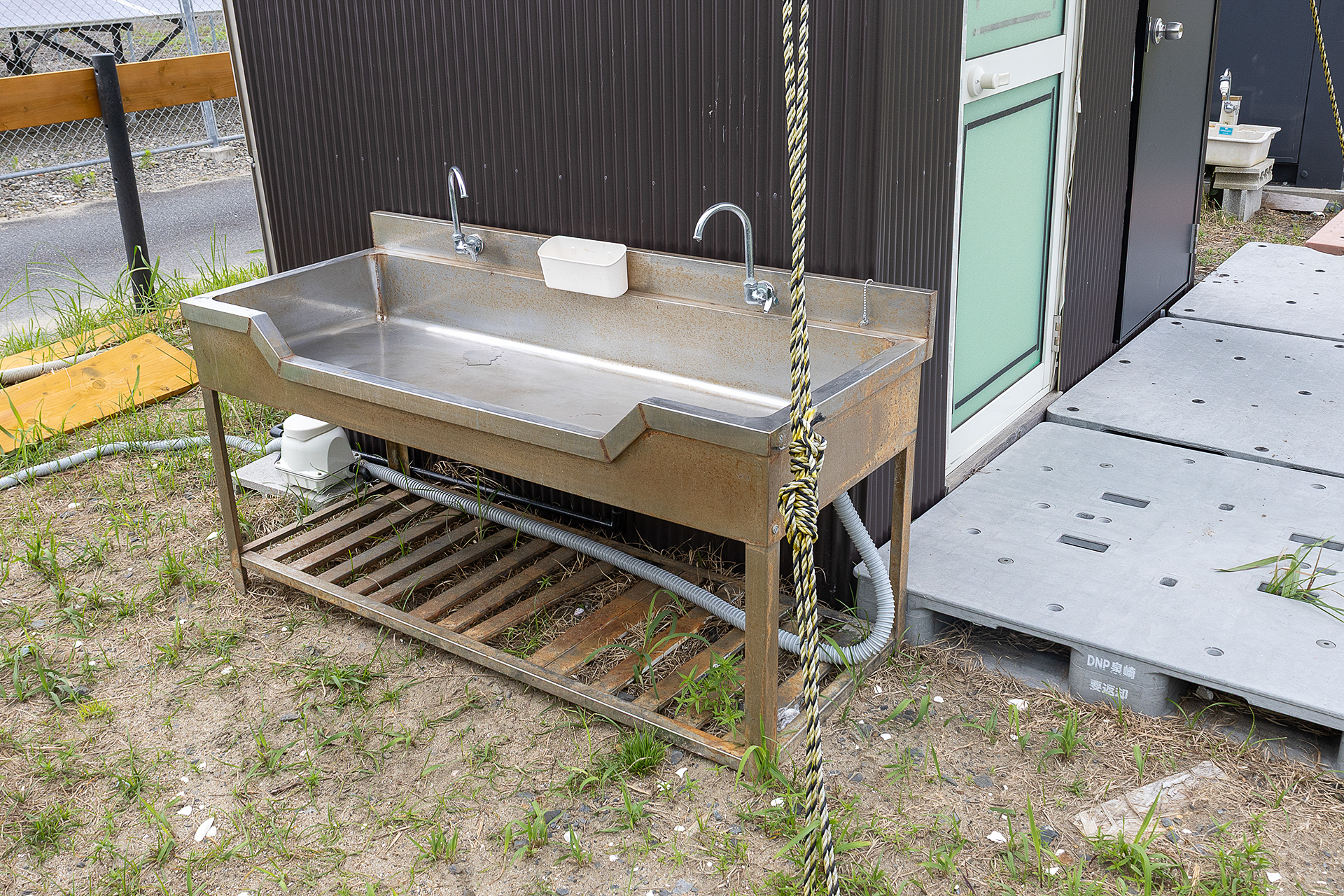 洗い場。水栓は2つある。お湯は出ない