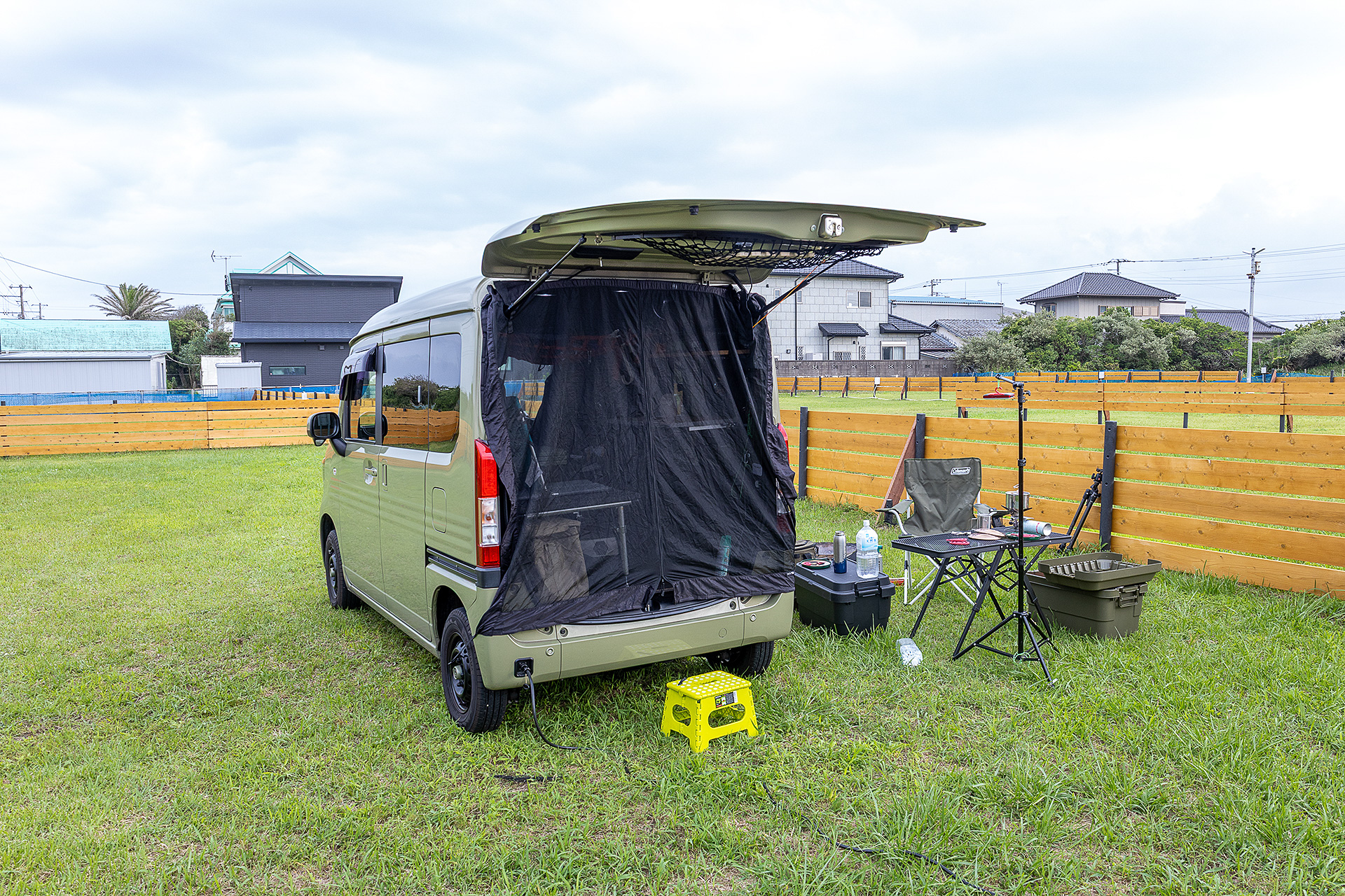 結局、塀沿いにクルマを停めた。これだけ広ければ5台以下（定員からの数）の規模の車中泊オフ会にも使えそうだ