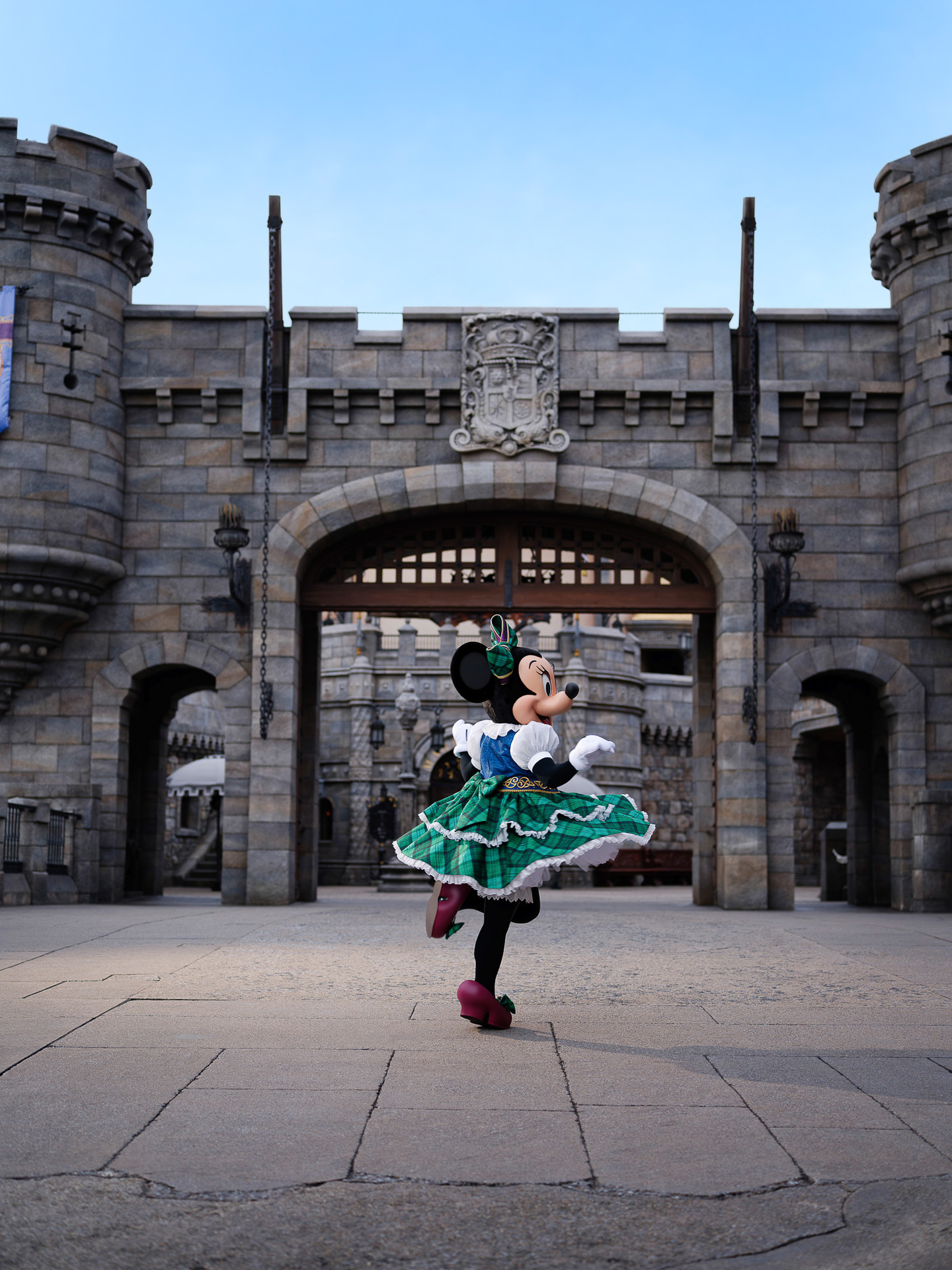 パークでのレトリックアート風やスタジオ撮影写真ほかさまざまなショットを発表した