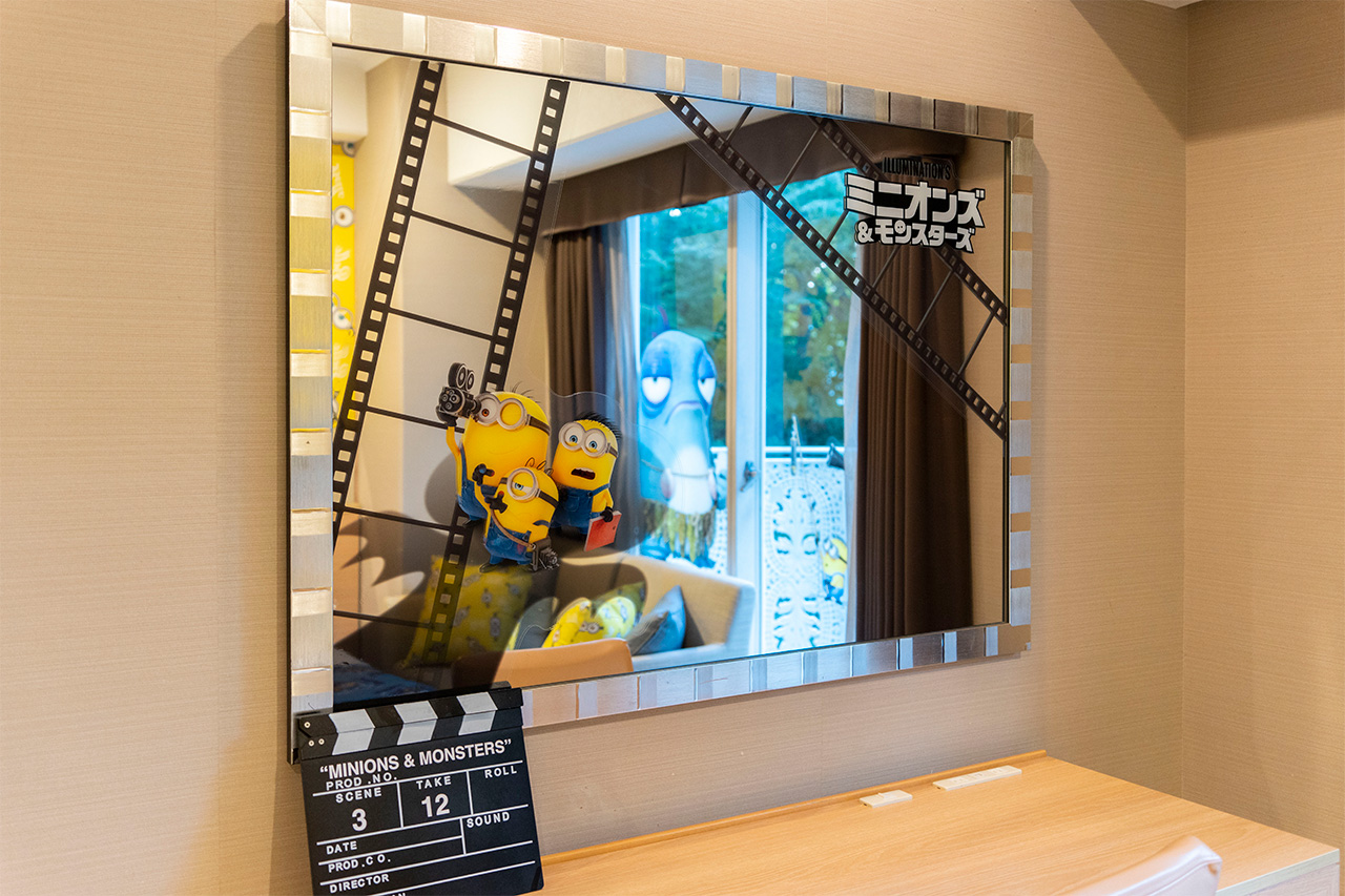 映画のフィルムがデザインされた鏡。大きな鏡では、鏡越しにミニオンズと一緒に記念写真を撮ることもできる