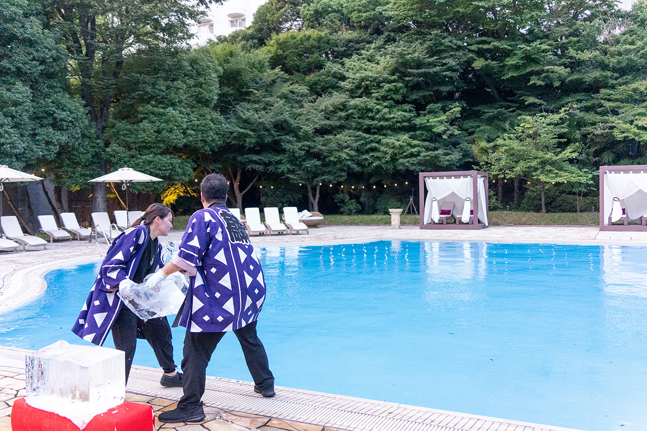 大きな氷彫刻を二人がかりで持ち……