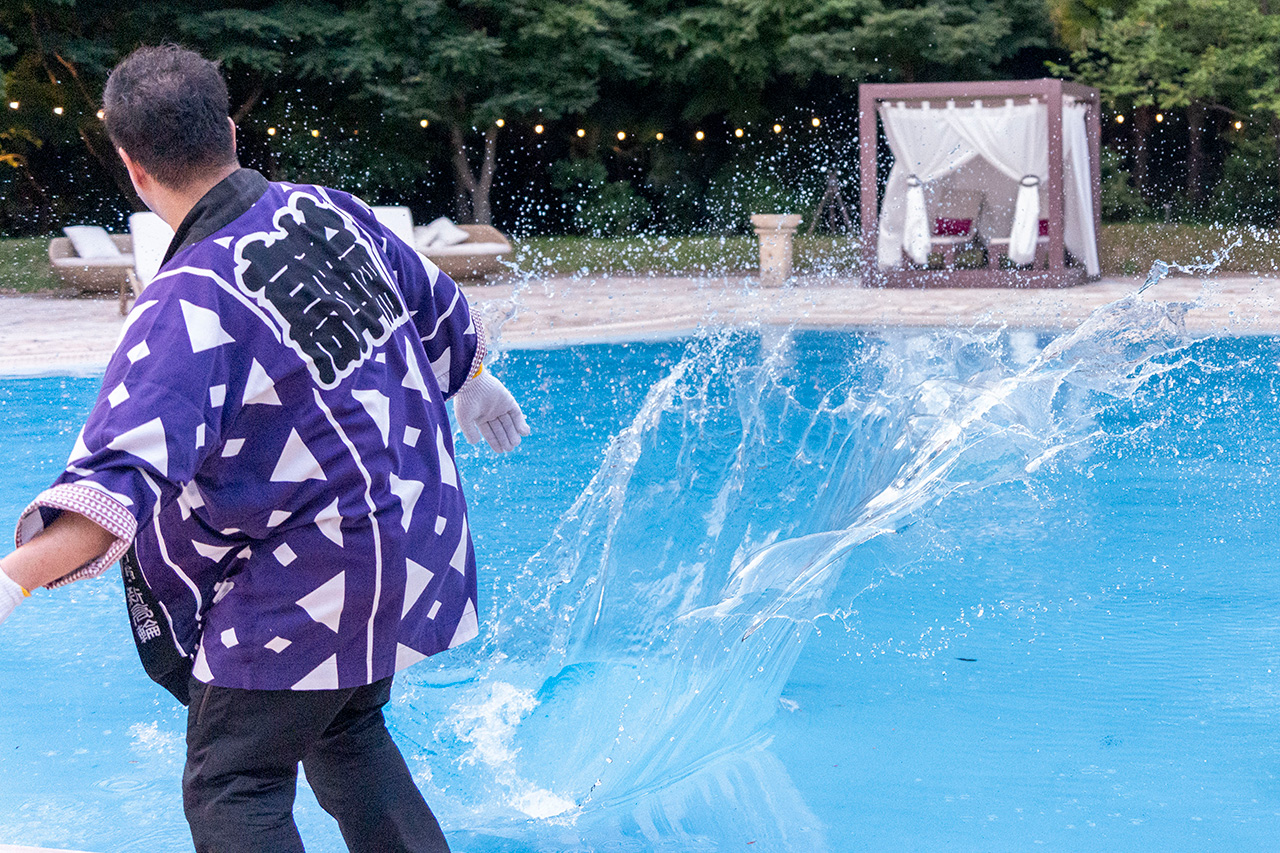 激しい水しぶきとともに、プールにダイブ！