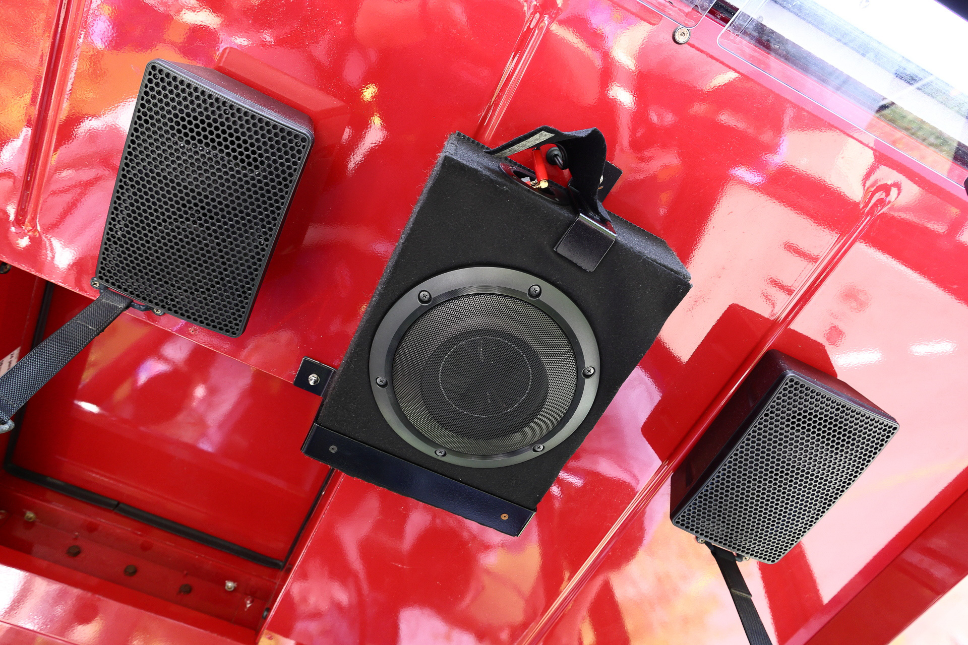 立体音響を実現するスピーカーが設置されたゴンドラの天井部分