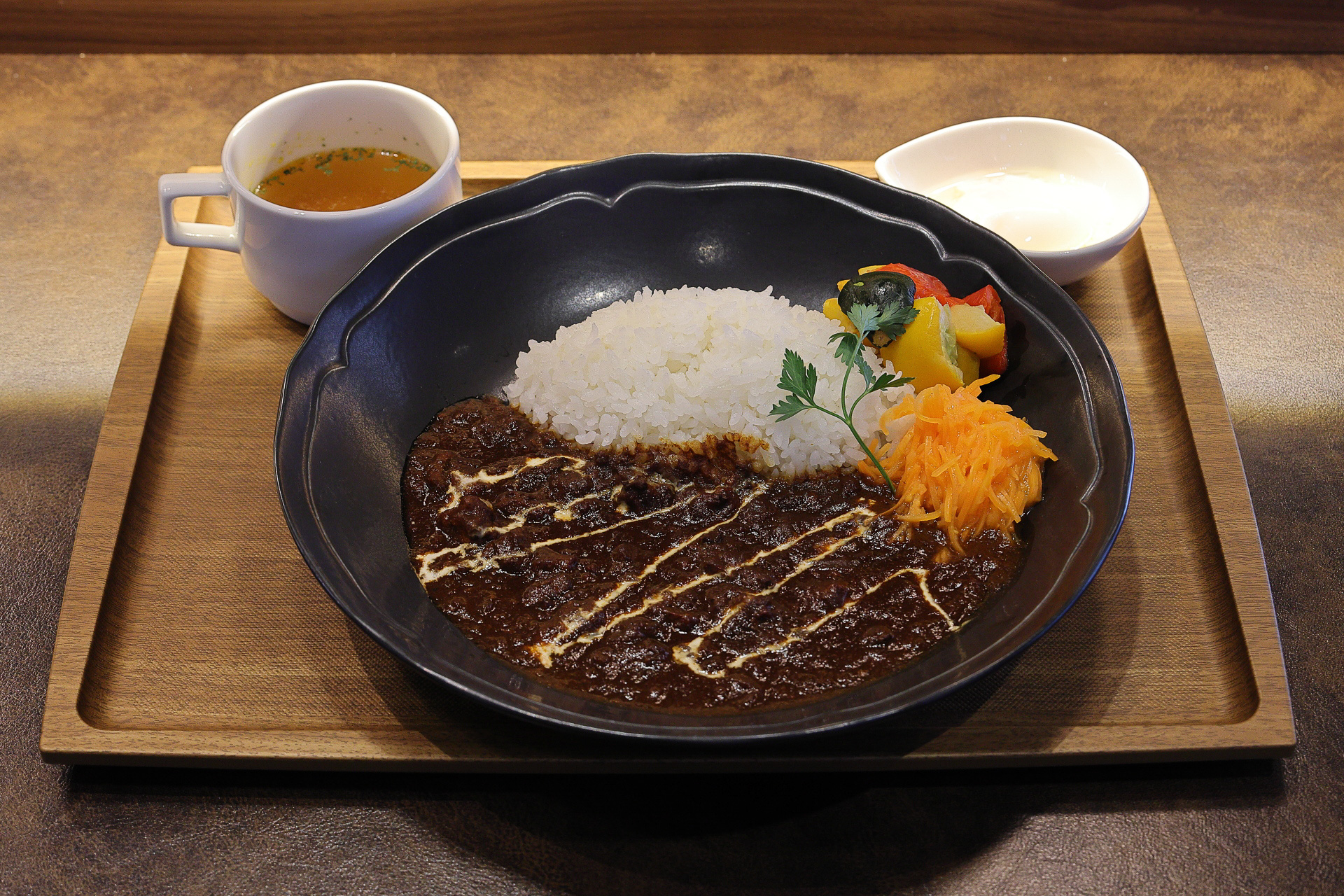 カレーは駅食堂時代から味を受け継いだもので、大涌谷カレー（温玉付き）、ベジタブルカレー、大涌谷カツカレーの3種