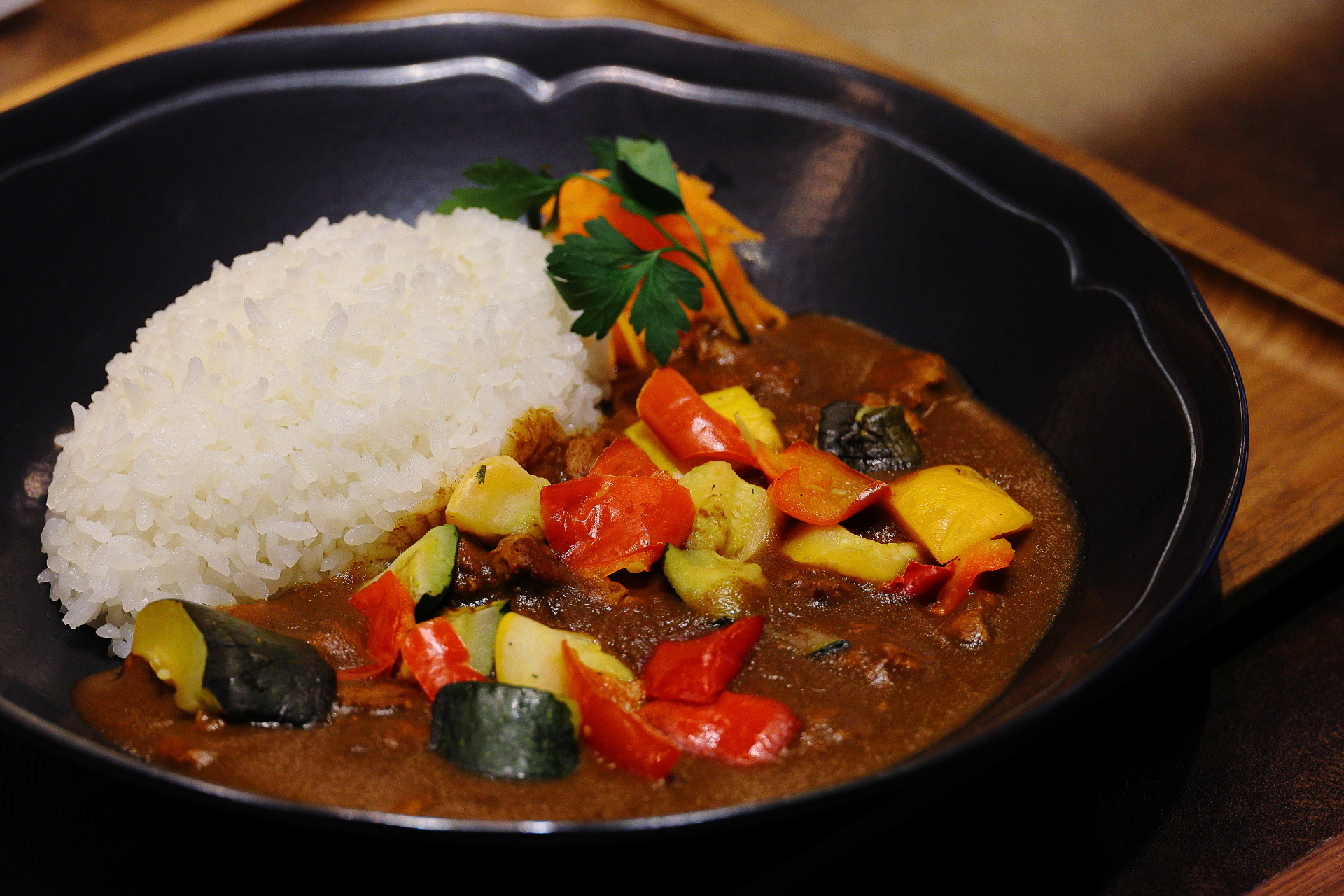 カレーは駅食堂時代から味を受け継いだもので、大涌谷カレー（温玉付き）、ベジタブルカレー、大涌谷カツカレーの3種