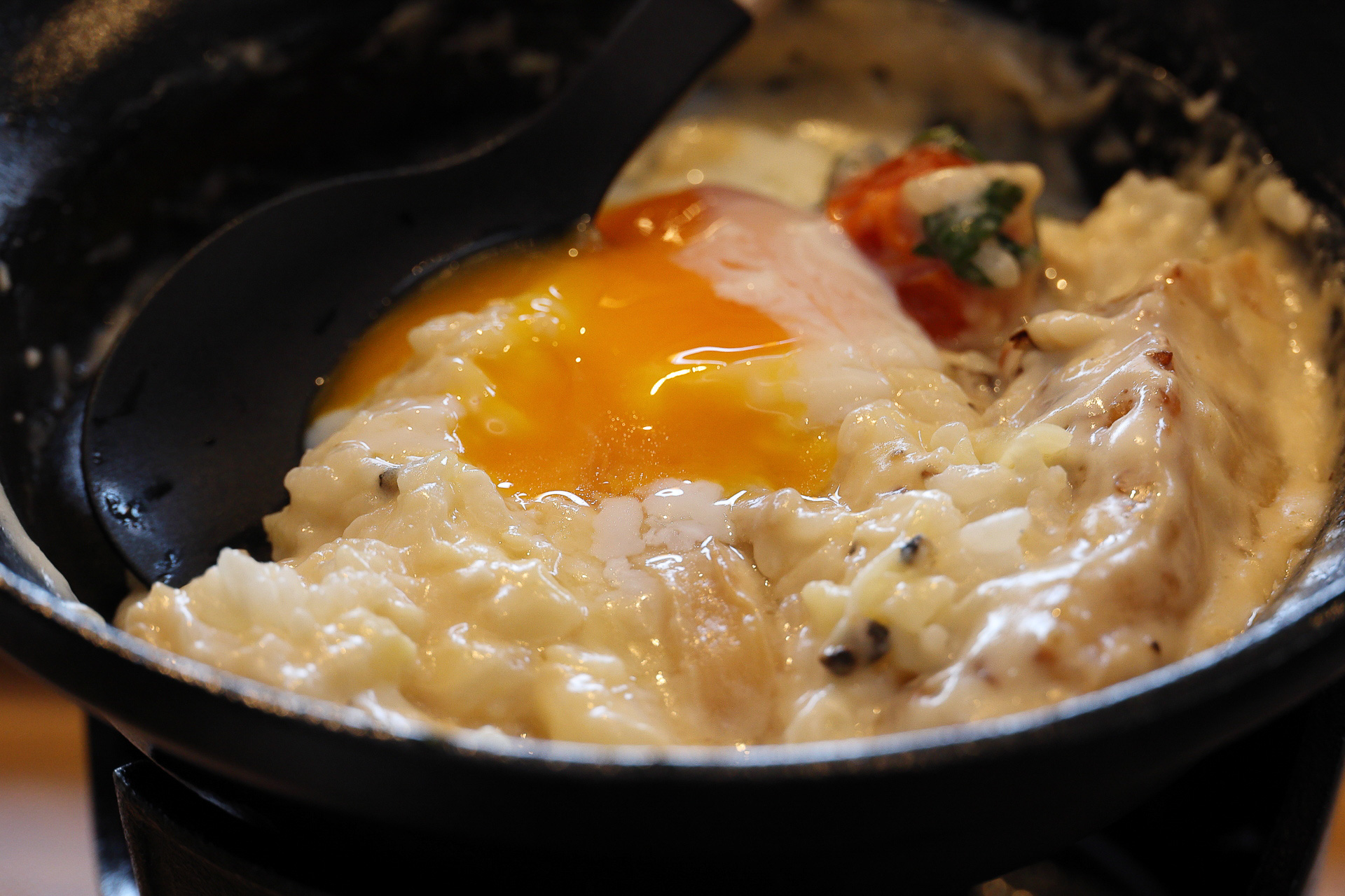 途中でご飯を投入。チーズを加えリゾット風に