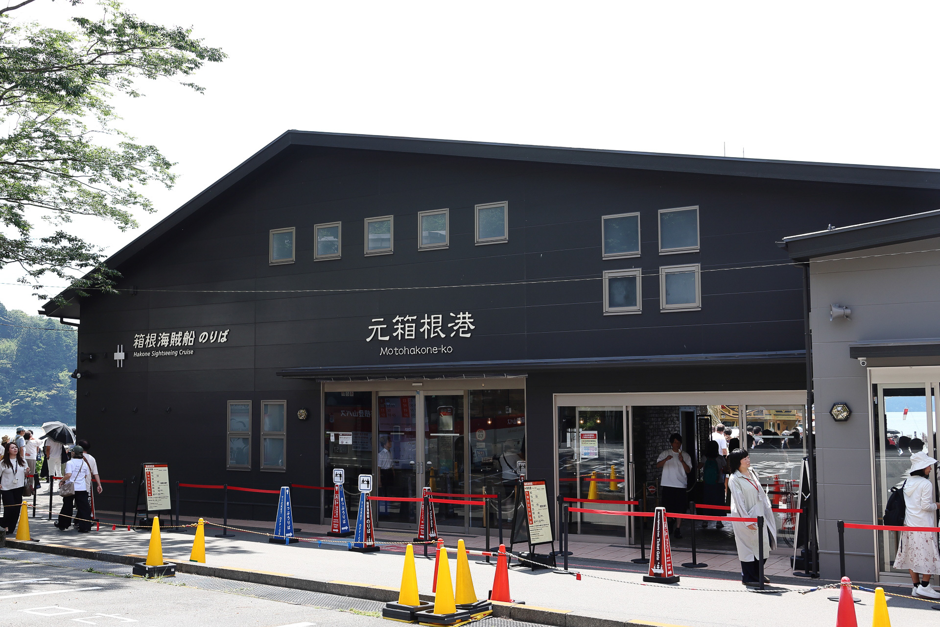 元箱根港と隣接したバス停。乗り換えもスムーズです