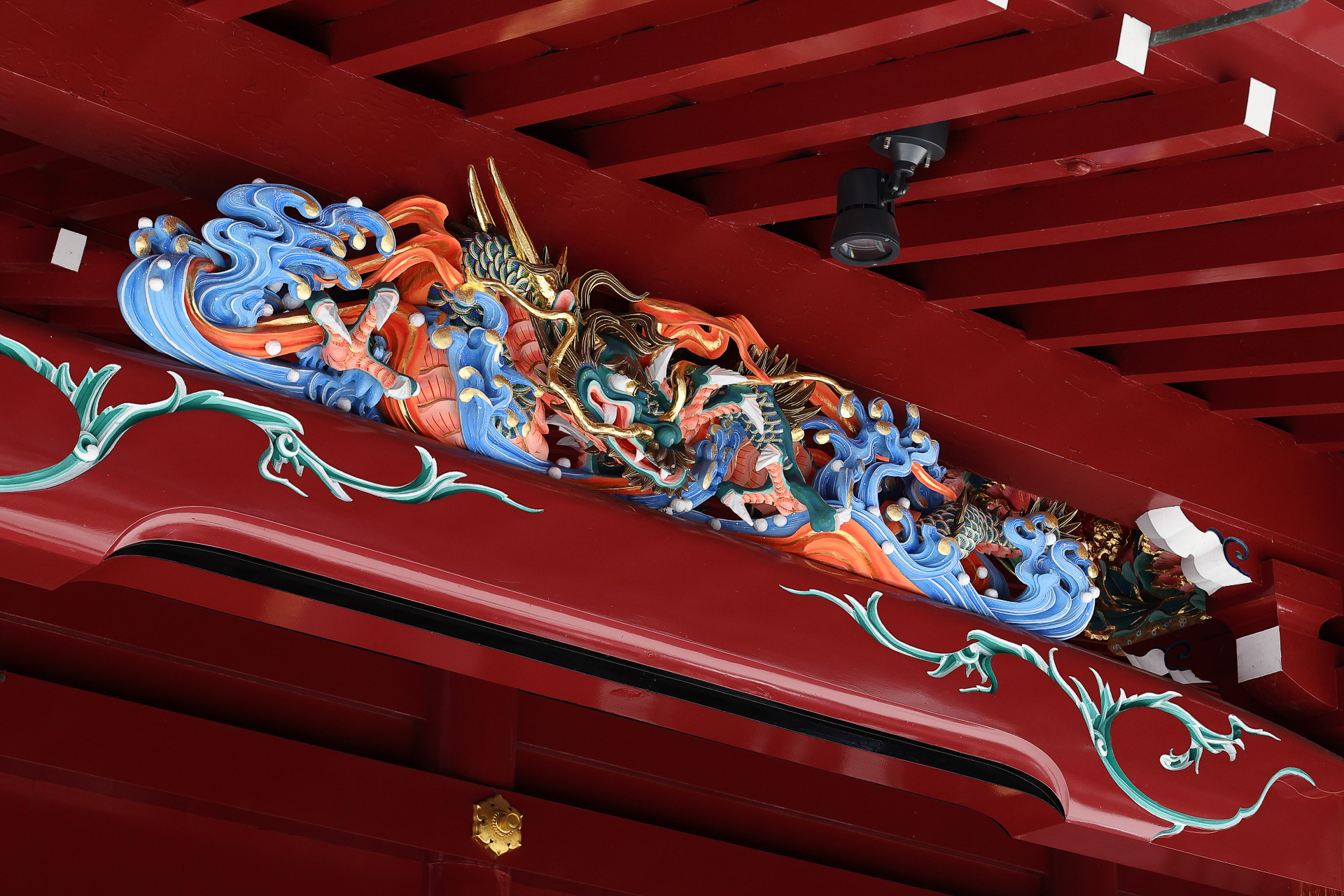 御本殿の木彫りの龍