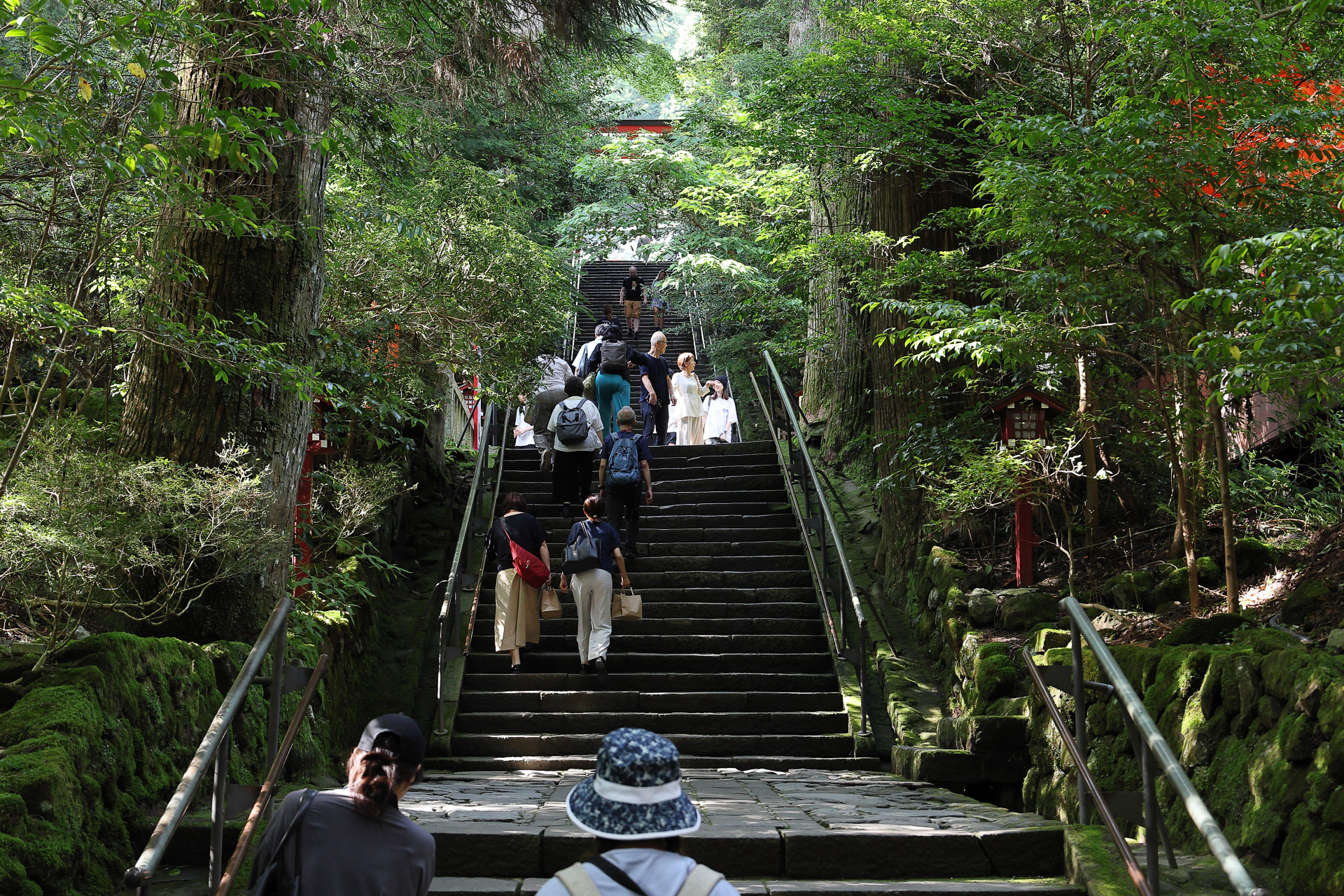 芦ノ湖畔の平和の鳥居と御本殿を結ぶ階段