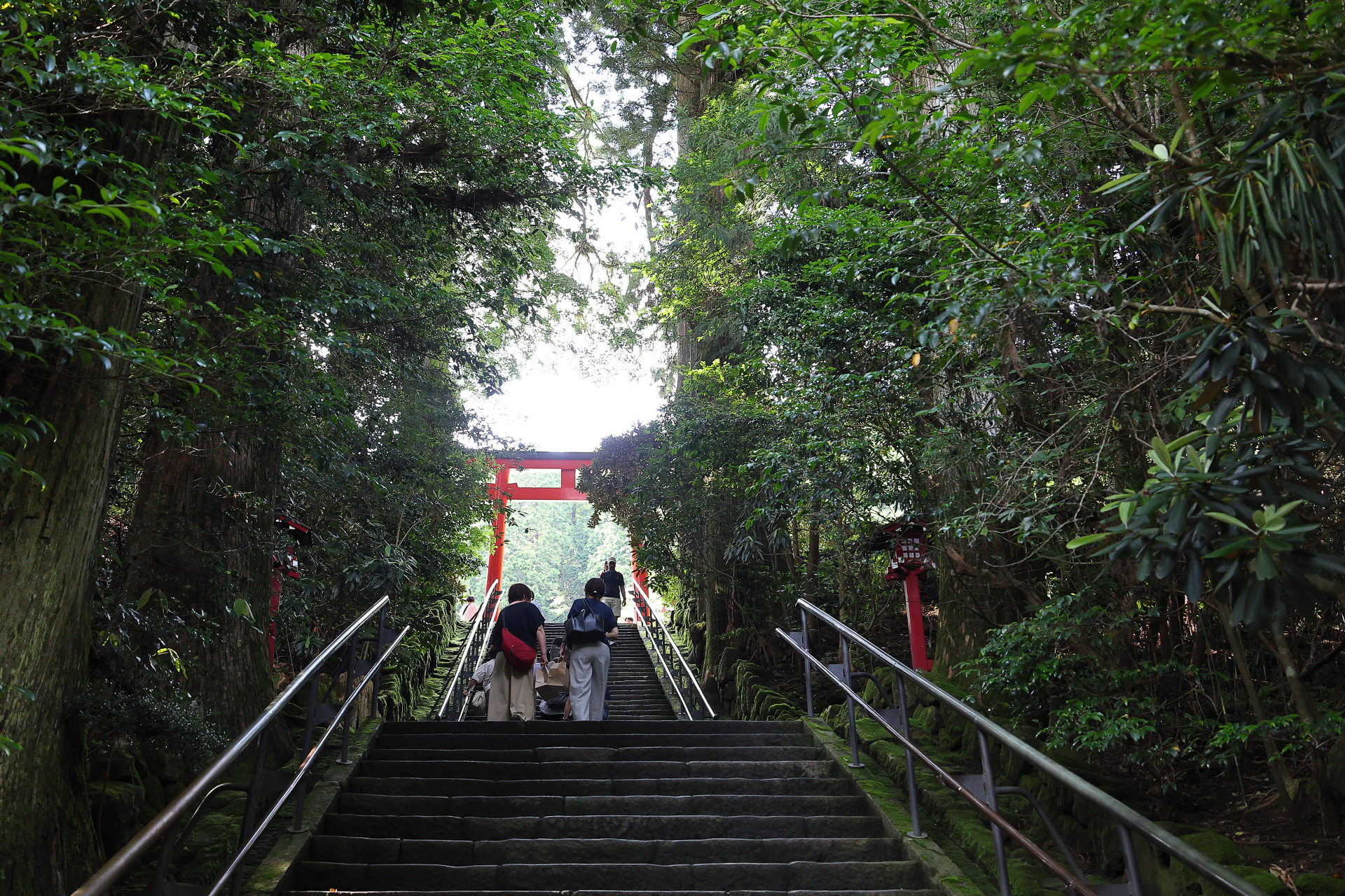 芦ノ湖畔の平和の鳥居と御本殿を結ぶ階段