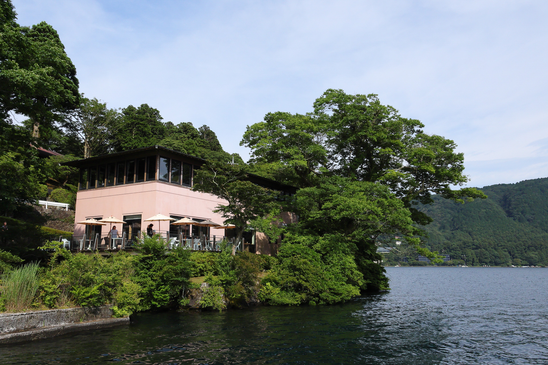 芦ノ湖畔に建つ「フラワーカフェ ロザージュ」