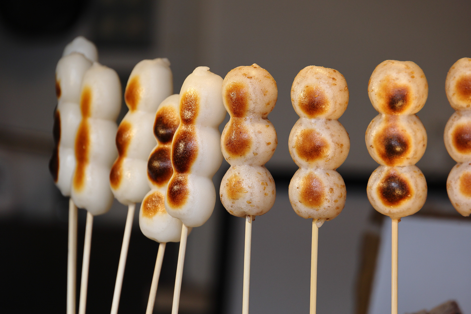 炭火で焼かれる三福団子。大福・幸福・裕福という3つの福をだんごに込めた縁起物だそうです