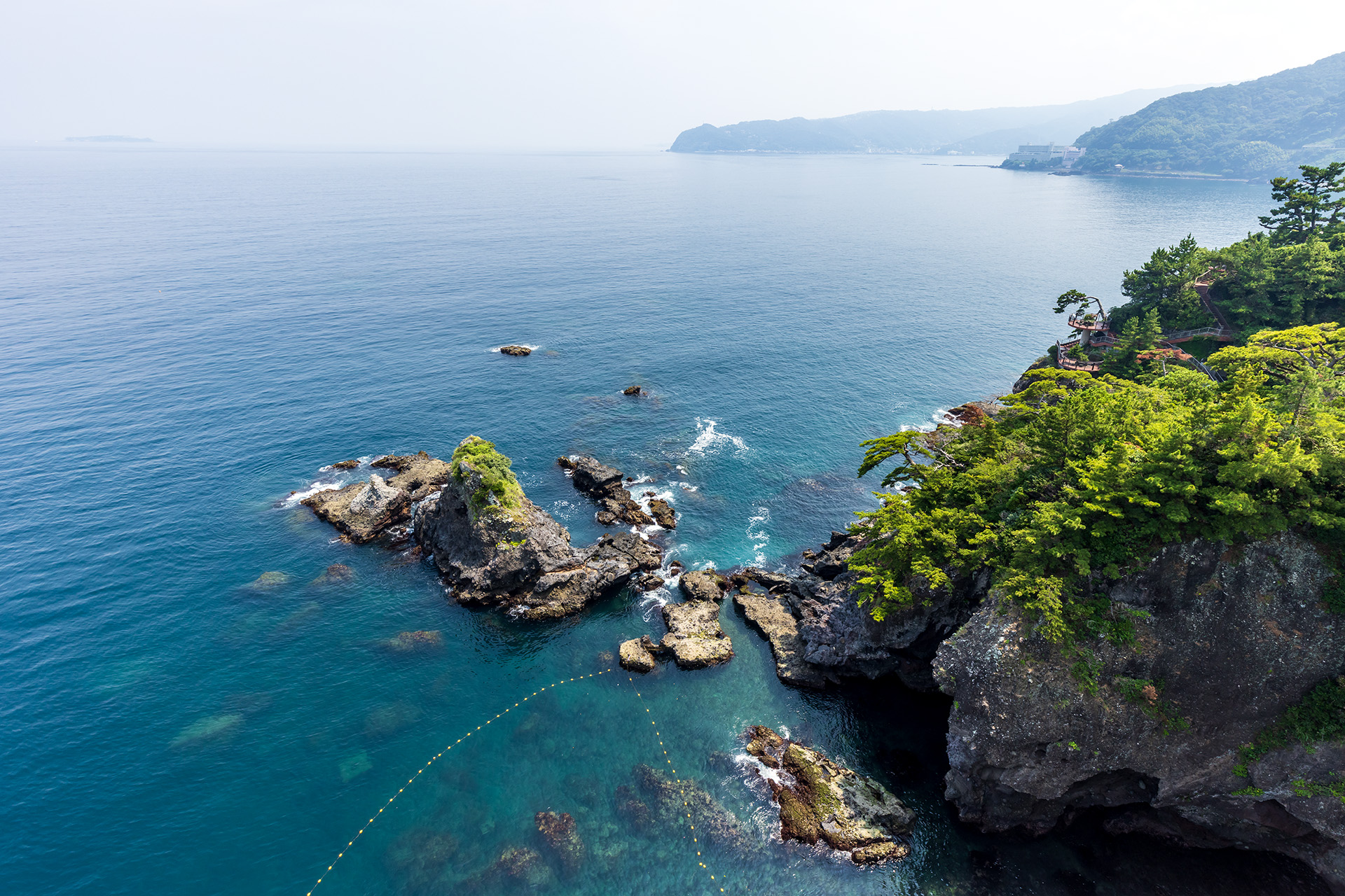 17階のテラスから南東方向の眺め。遠くに初島が見えている