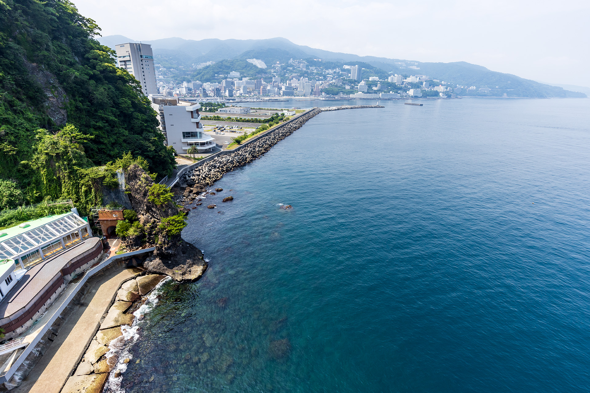 17階のテラスから北方向の眺め。熱海の街並みが見える