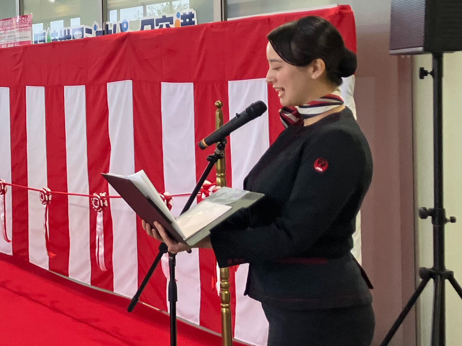 司会をするJALふるさとアンバサダー