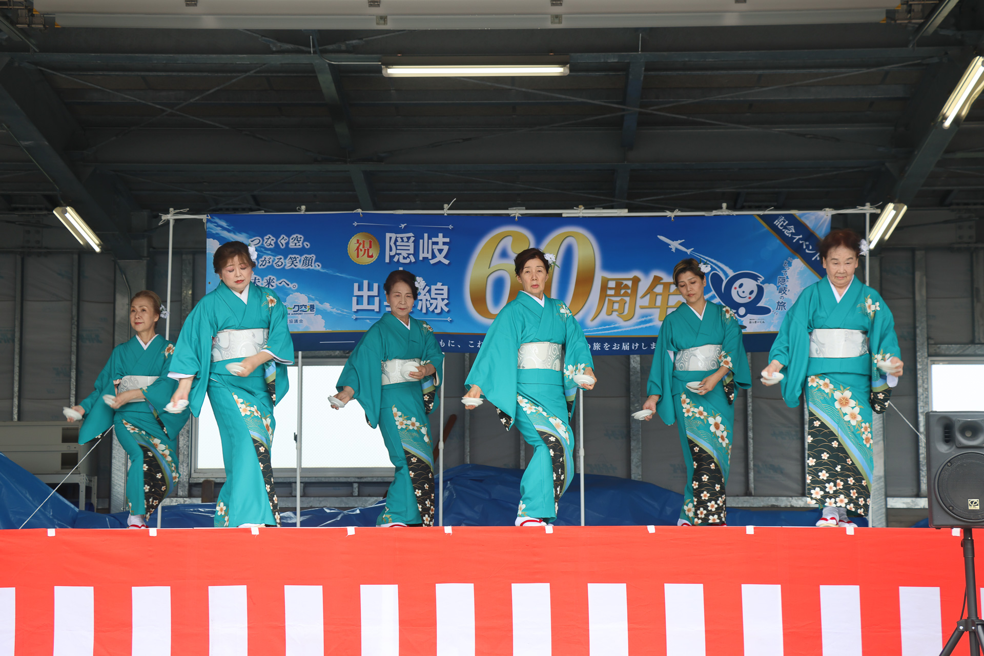 お皿を打ち鳴らす伝統的なしげさ踊り