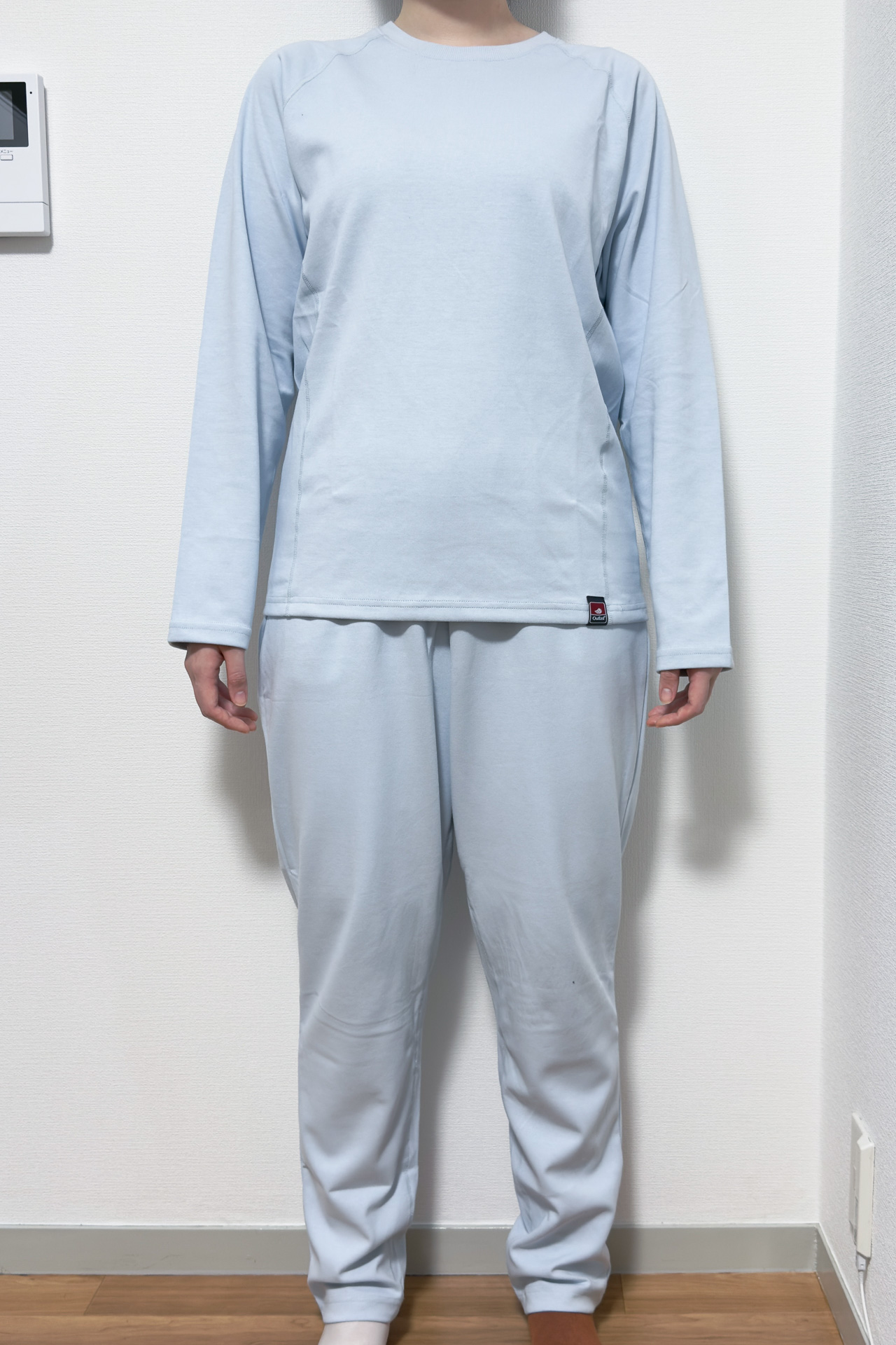 レディースのサックス上下（L/XL）を着用した様子。ロングパンツはワンサイズ下げたい