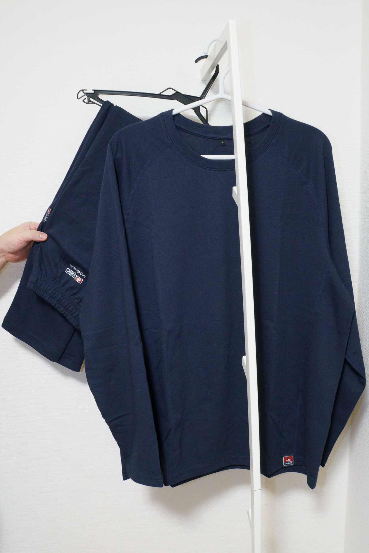メンズの長袖クルーネック、ロングパンツ（ネイビー）