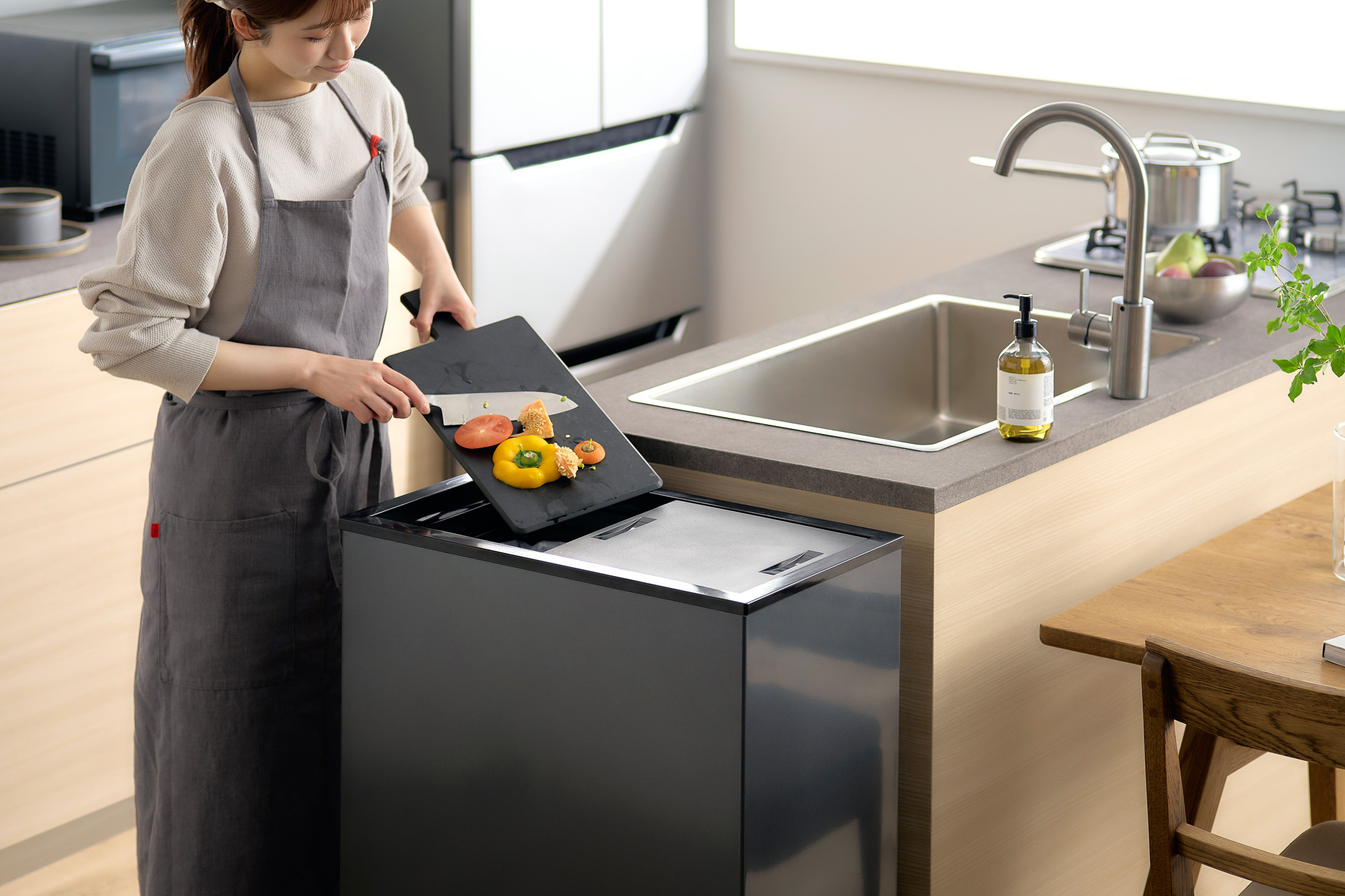 生ゴミやペットトイレ、紙おむつなどを冷凍してにおいを抑制する「冷凍ごみ箱 45L」