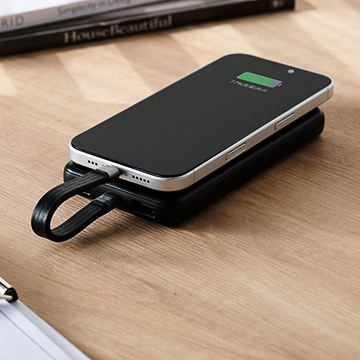 モバイルバッテリーやSSD、モバイルモニターなど至近距離で使いたいデバイスの接続に重宝する