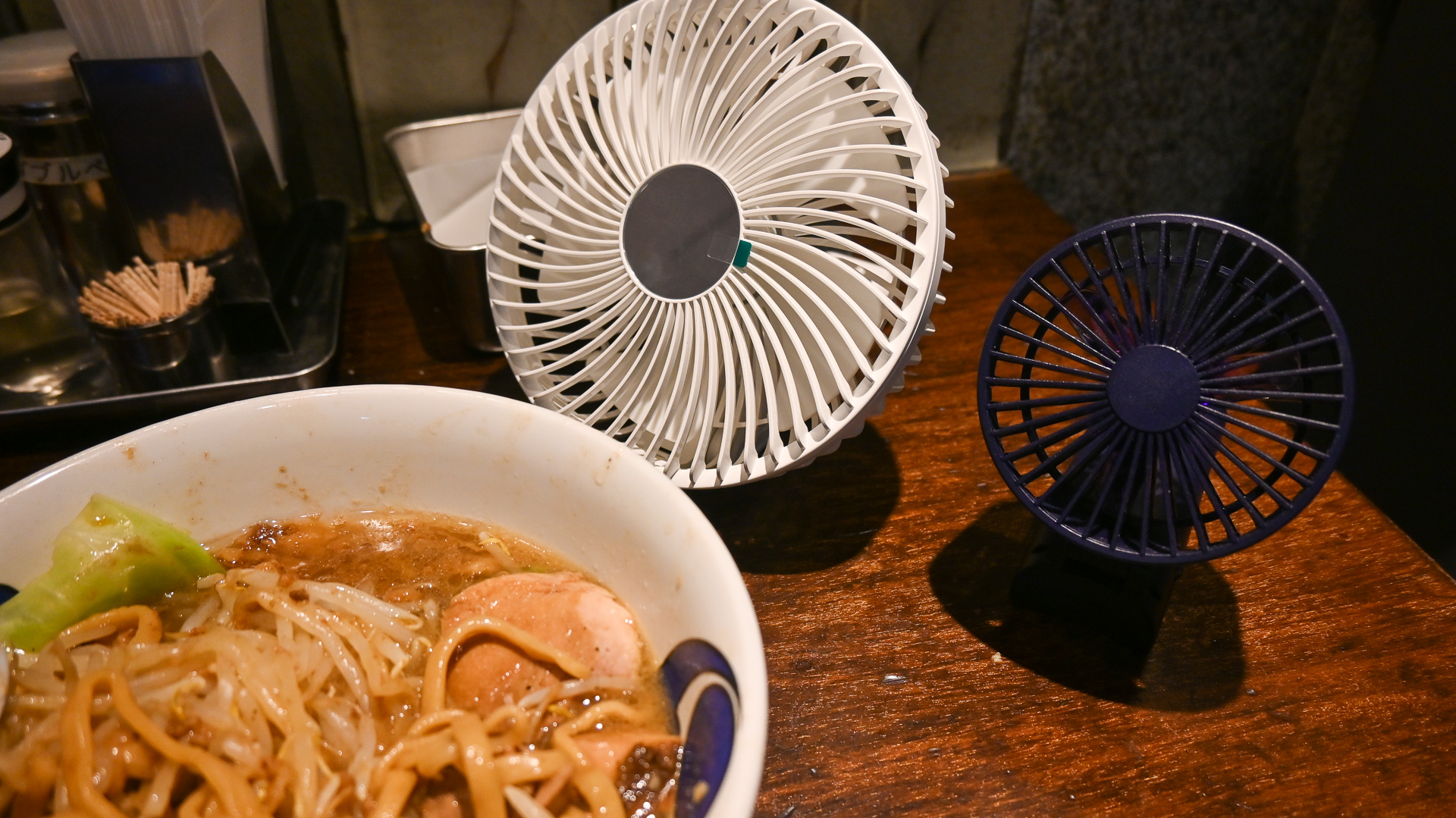 ラーメンを食べながら顔を冷やす、こういった頻繁な使用で、すぐに充電切れを起こす