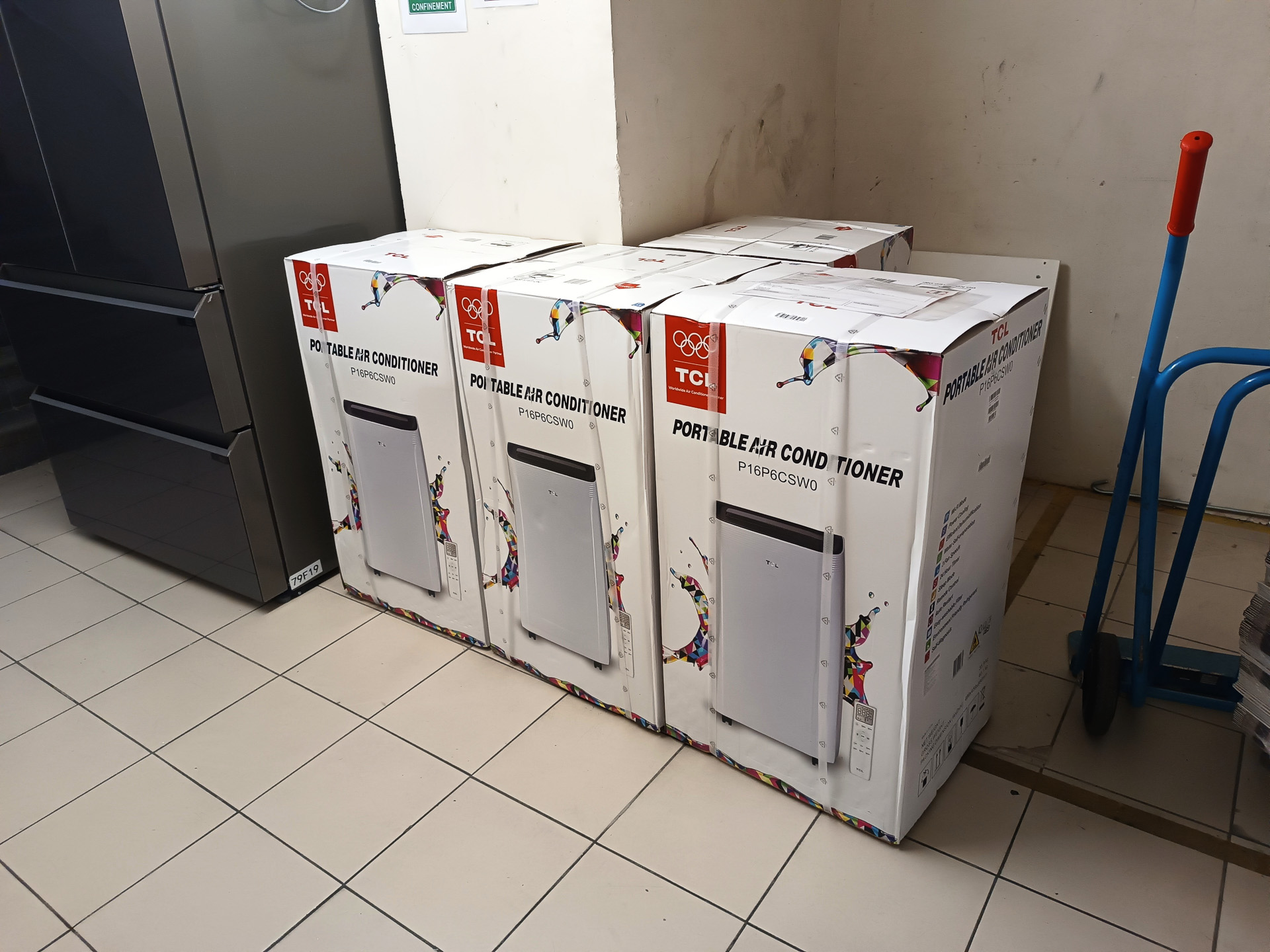家電量販店ではこれから店舗に出るという、倉庫にあった4台のポータブルエアコンを見せてくれました
